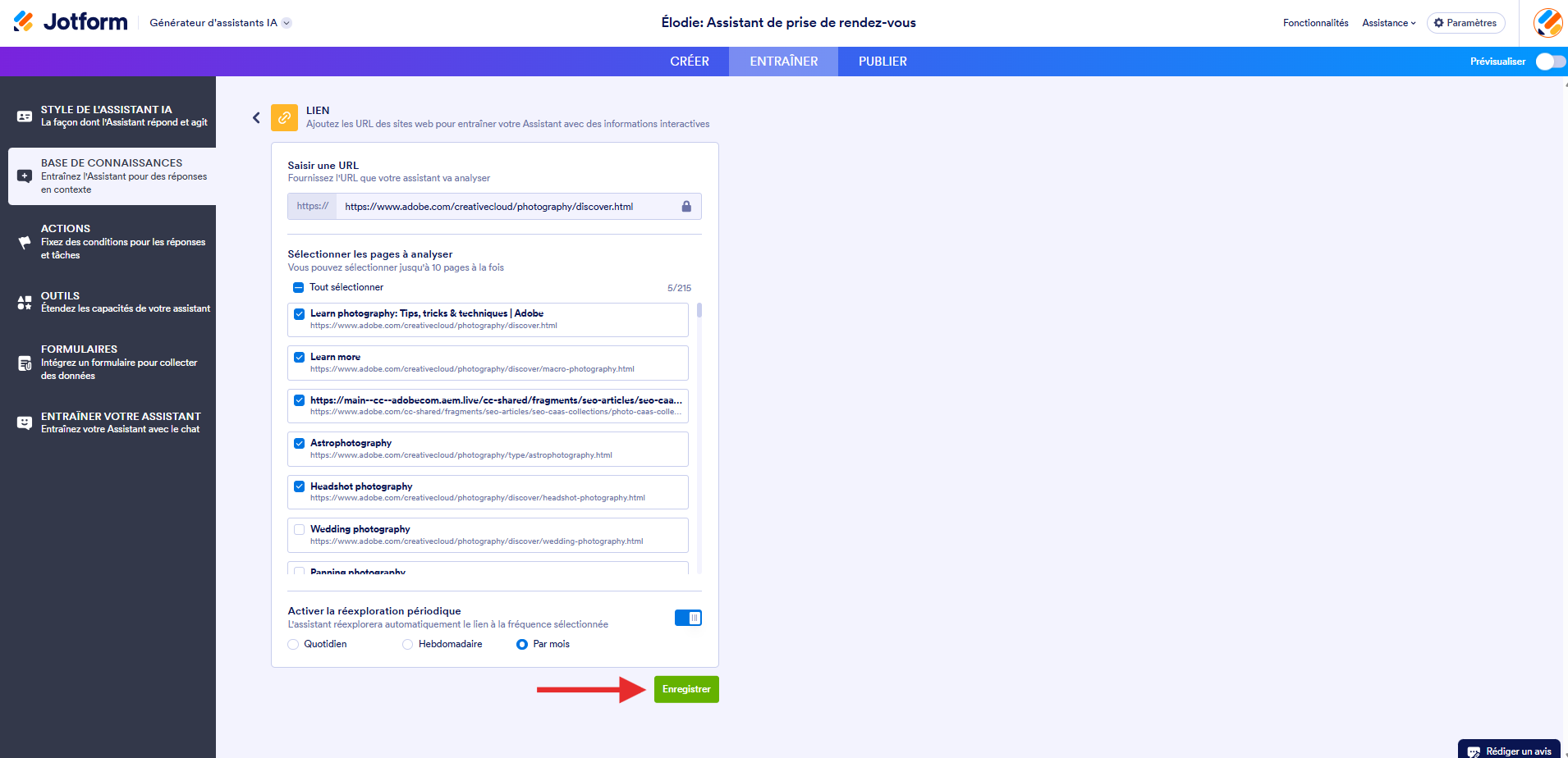 Capture d'écran de la page Lien dans le Générateur d'assistants IA avec une URL ajoutée et ses sous-pages, et une flèche pointant vers le bouton Enregistrer
