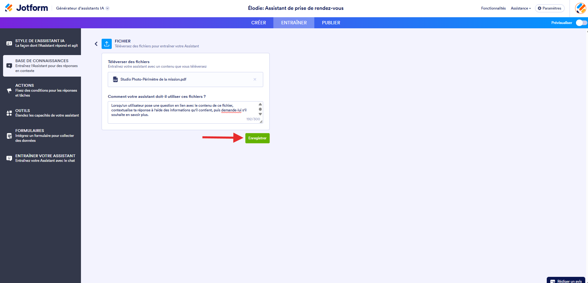 Capture d'écran de la page Fichier dans le Générateur d'assistants IA avec un fichier ajouté, une instruction et une flèche pointant vers le bouton Enregistrer