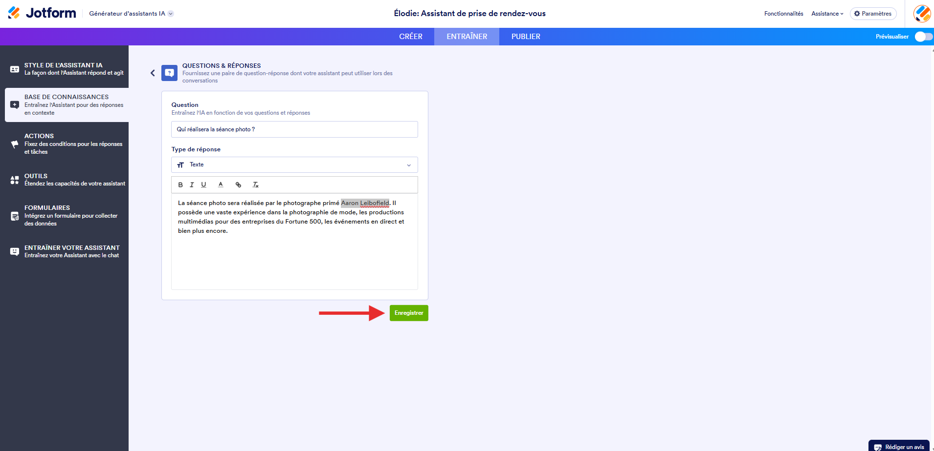 Capture d'écran de la page Questions & Réponses dans le Générateur d'assistants IA avec une question, le type de réponse et une flèche pointant vers le bouton Enregistrer