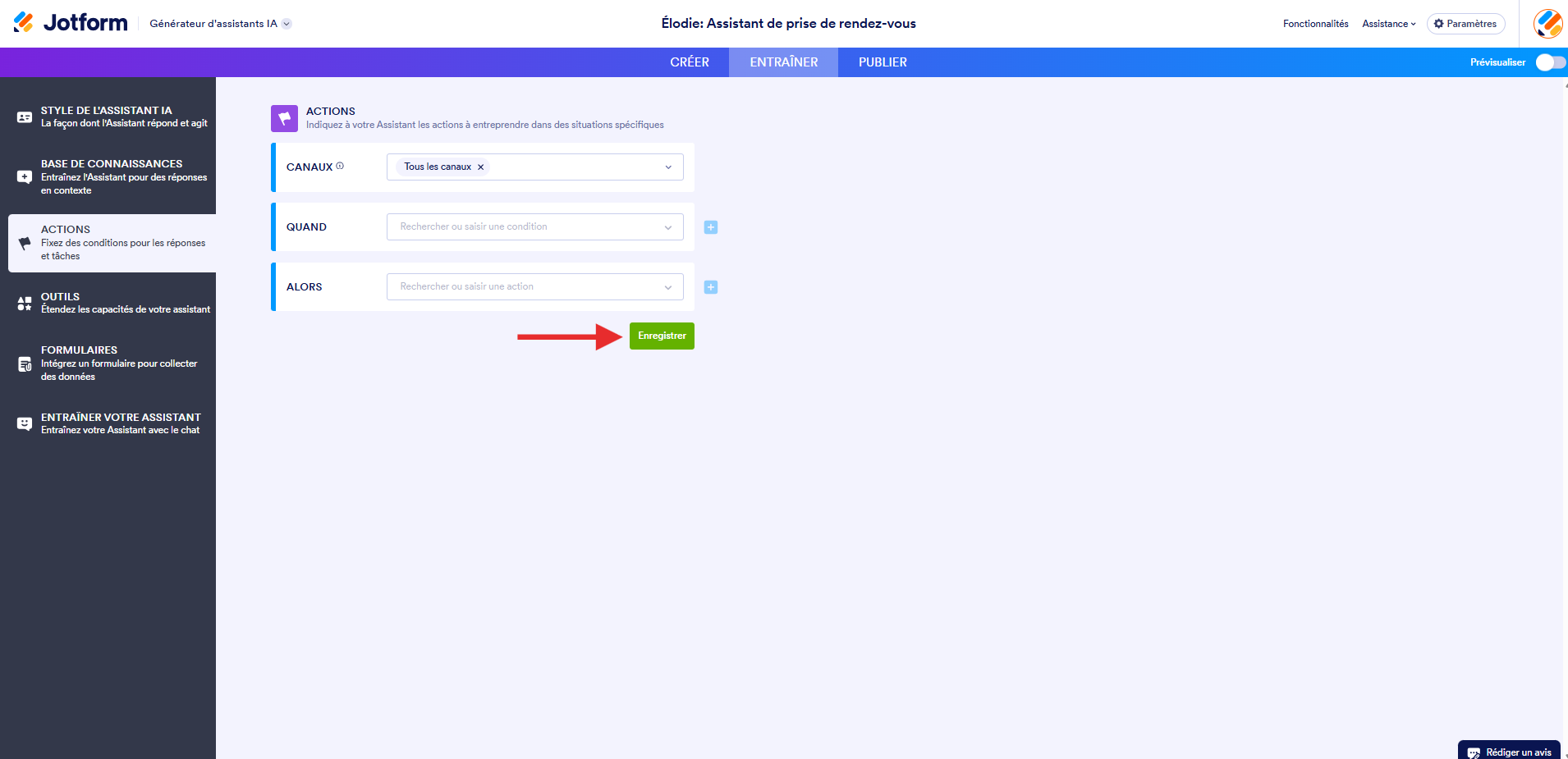 Capture d'écran de la page Actions dans le Générateur d'assistants IA avec une flèche pointant vers le bouton Enregistrer