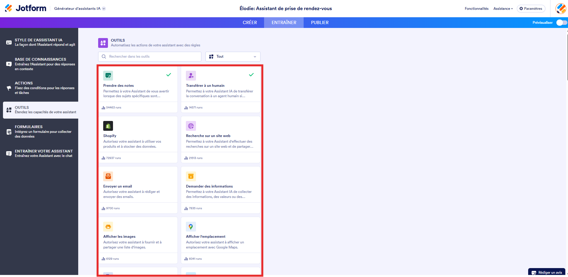 Capture d'écran de la page Outils dans le Générateur d'assistants IA avec un encadré autour de la liste des outils