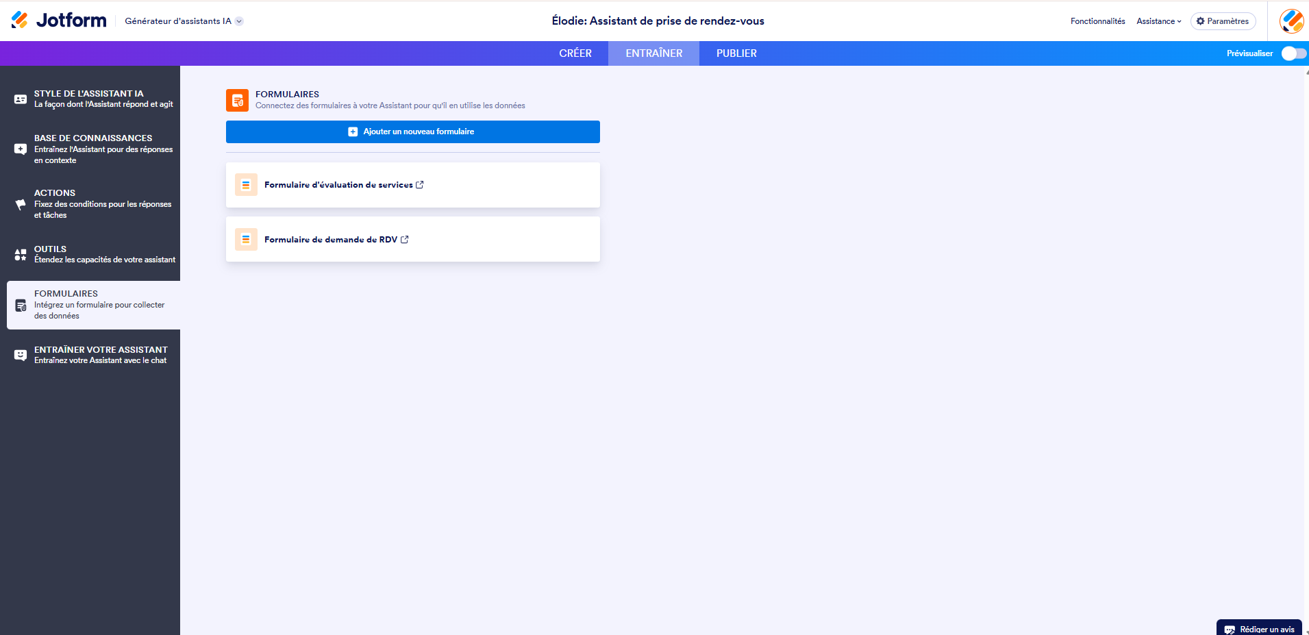 Capture d'écran de la page Formulaires dans le Générateur d'assistants IA avec deux formulaires connectés