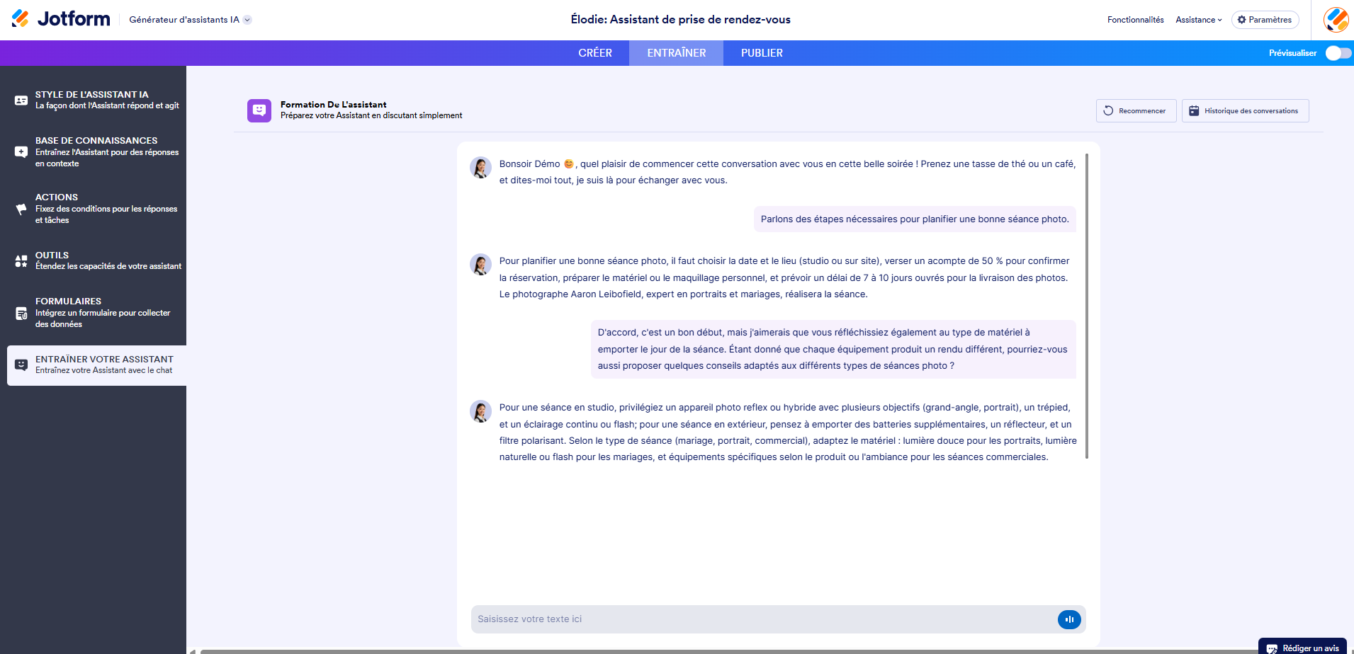 Capture d'écran de la page Entraîner votre assistant IA dans le Générateur d'assistants IA avec une conversation en cours