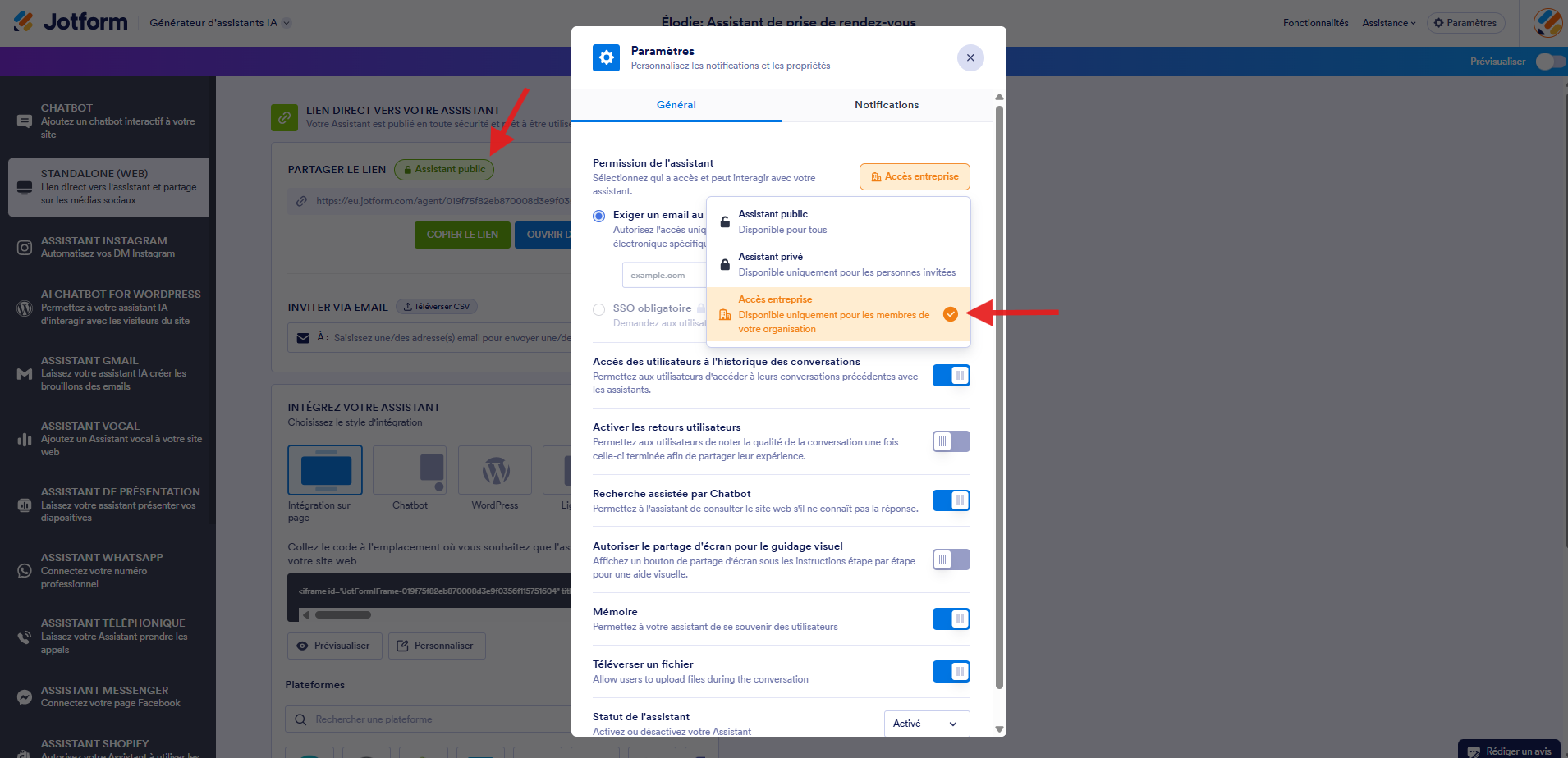 Capture d'écran de la page de l'option de canal Standalone (Web) dans le Générateur d'assistants IA avec une flèche vers le type d'accès actuel et une autre vers Accès entreprise et le message d'alerte dans la fenêtre modale Paramètres