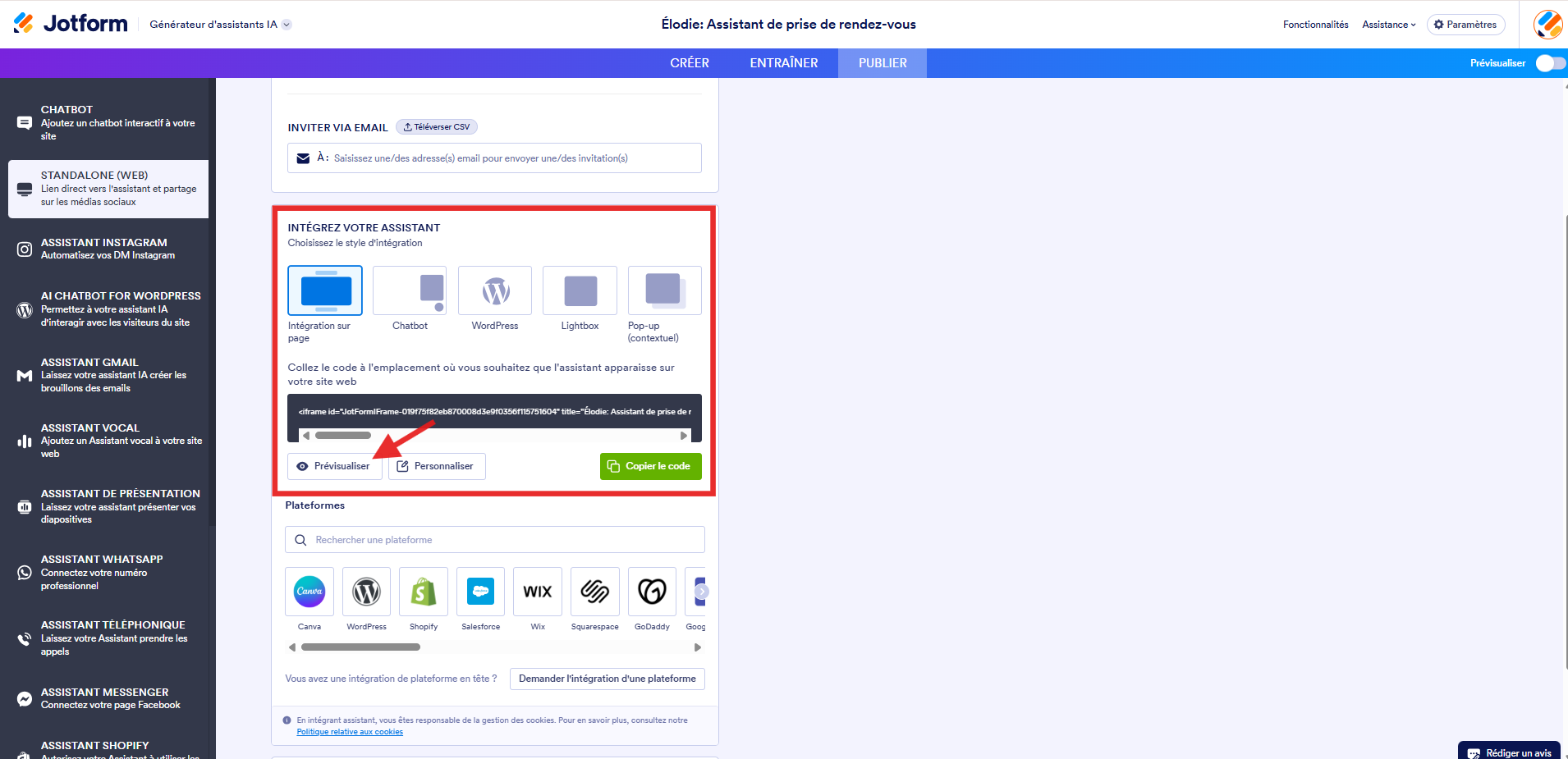 Capture d'écran de la page de l'option de canal Standalone (Web) dans le Générateur d'assistants IA avec un encadré autour de la section Intégrer votre assistant et une flèche pointant vers le bouton Prévisualiser