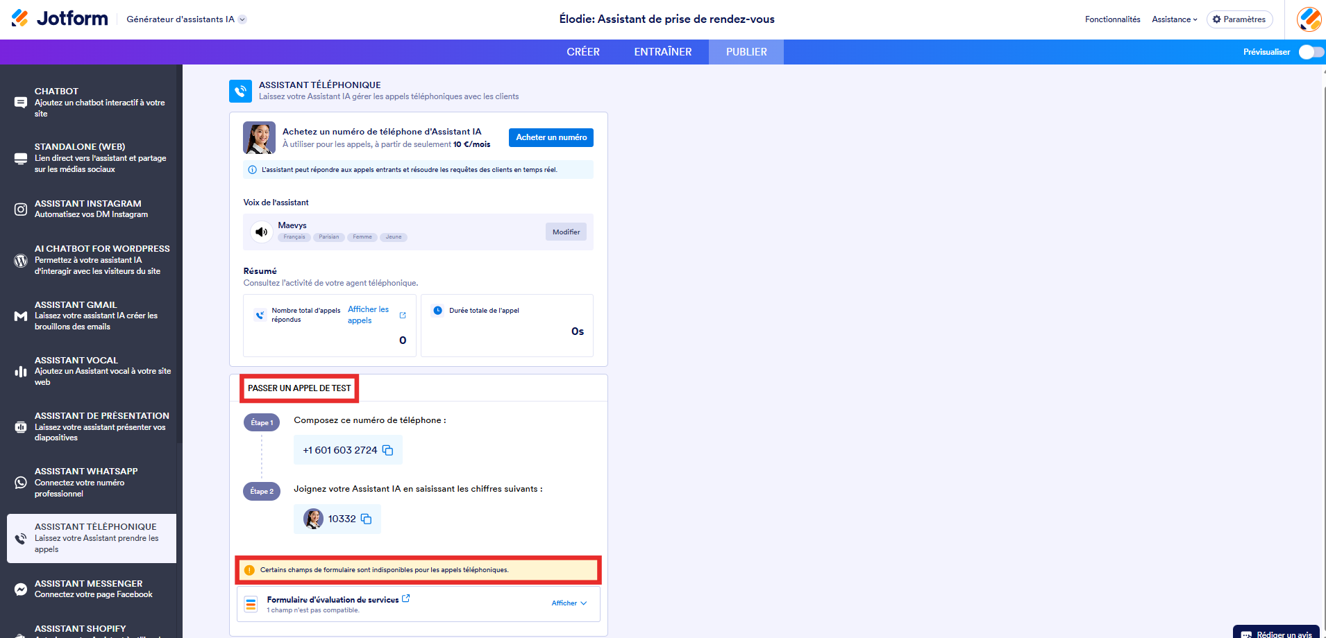 Capture d'écran de la page de l'option de canal Assistant téléphonique dans le Générateur d'assistants IA avec un encadré autour de la section Passer un appel de test et un autre encadré autour du message « Certains champs de formulaire sont indisponibles pour les appels téléphoniques