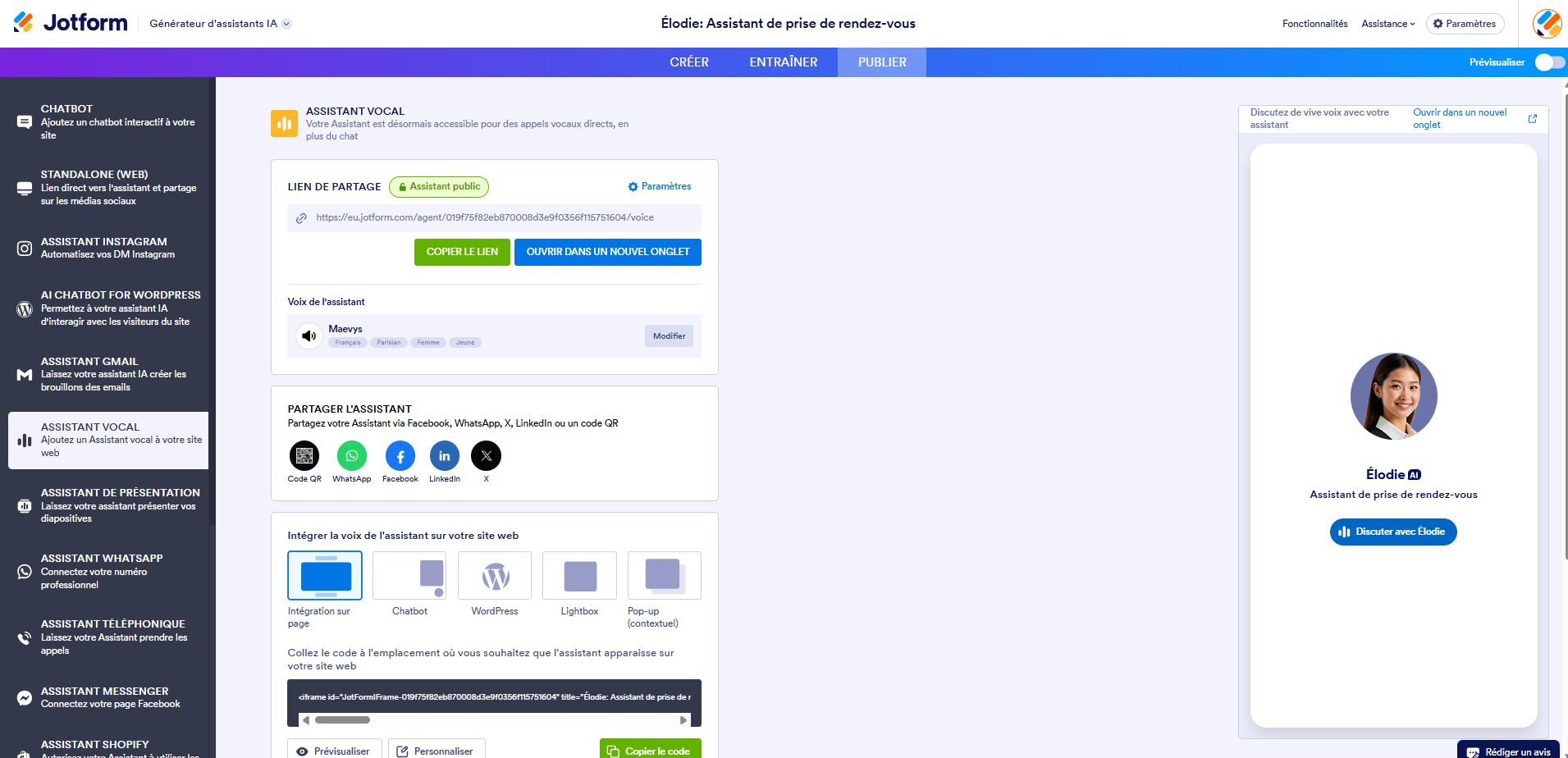 Capture d'écran de la page de l'option de canal Assistant vocal dans le Générateur d'assistants IA avec les paramètres et le rendu pour l'utilisateur final