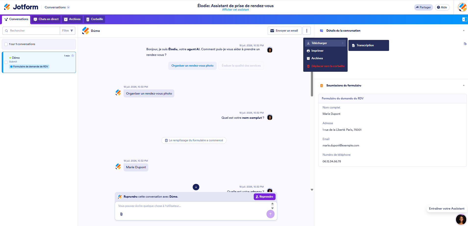 Capture d'écran de la page Conversations d'un assistant IA dans Jotform avec le menu des trois points verticaux ouverts, l'option Télécharger sélectionner et l'option Transcription qui apparaît