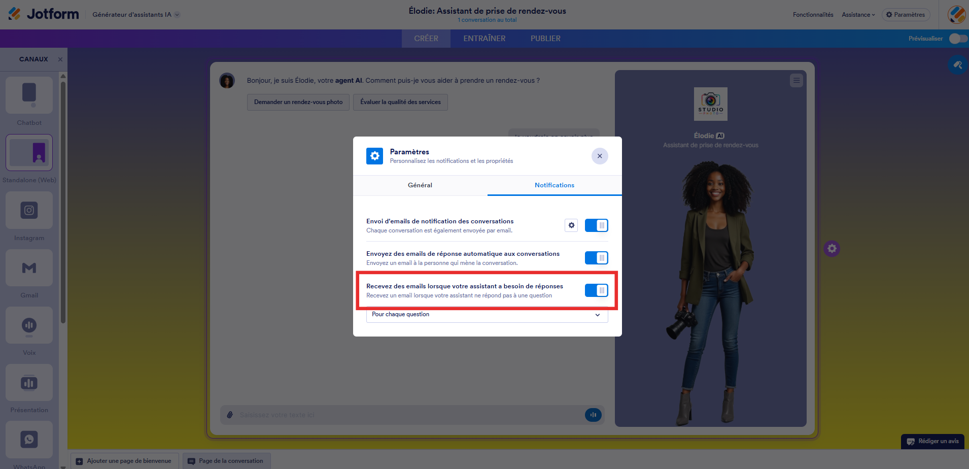 Capture d'écran de la fenêtre modale Paramètres dans le générateur d'assistants IA Jotform avec un encadré autour de l'option Recevez des emails lorsque votre assistant a besoin de réponses activée dans l'onglet Notifications
