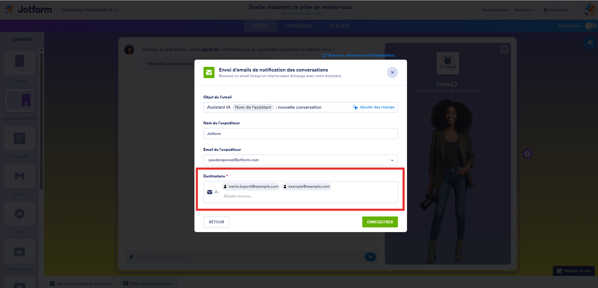 Capture d'écran de la fenêtre modale Envoi d'emails de notification des conversations dans le générateur d'assistants IA Jotform avec un encadré autour de la section destinataires et des adresses email saisies