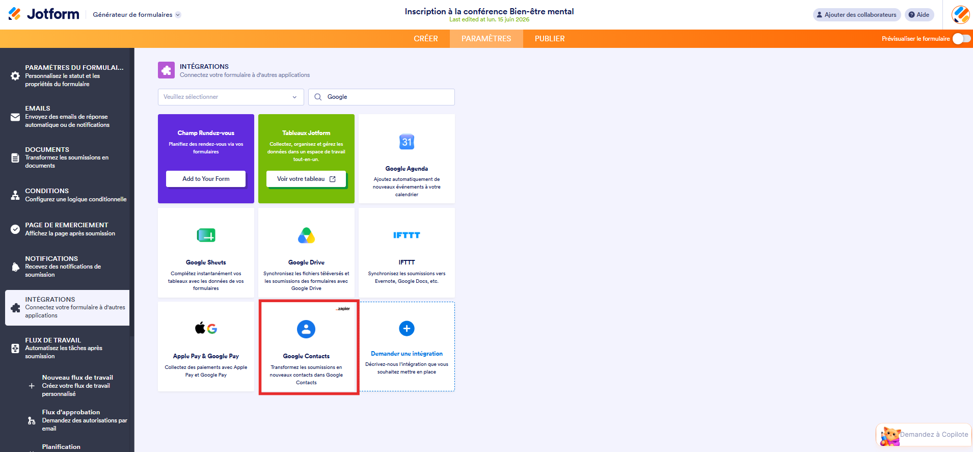 Capture d'écran de l'interface du Générateur de formulaires Jotform avec un encadré autour de l'intégration Google Contacts alimentée par Zapier