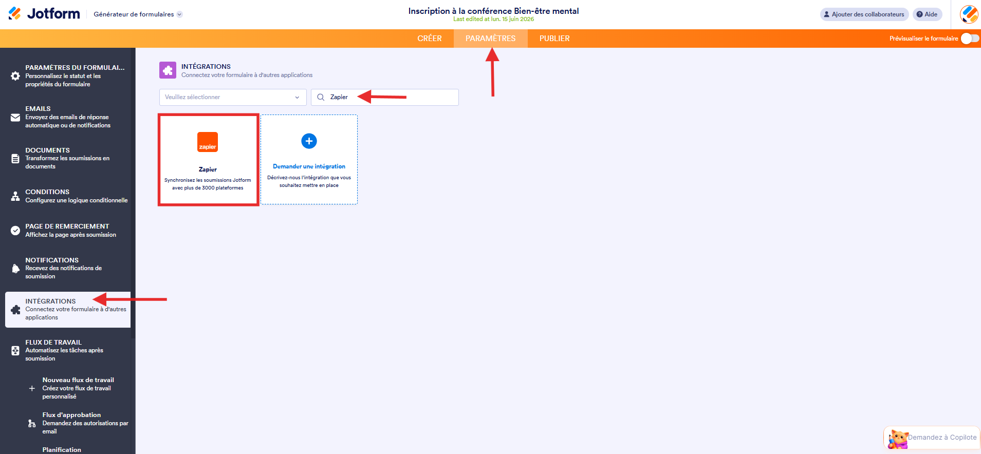 Capture d'écran de la page Intégrations dans l'interface du Générateur de formulaires Jotform avec une flèche vers Paramètres, une autre vers Intégrations, une autre vers Zapier dans le champ de recherche et un encadré autour de Zapier dans les résultats de recherche