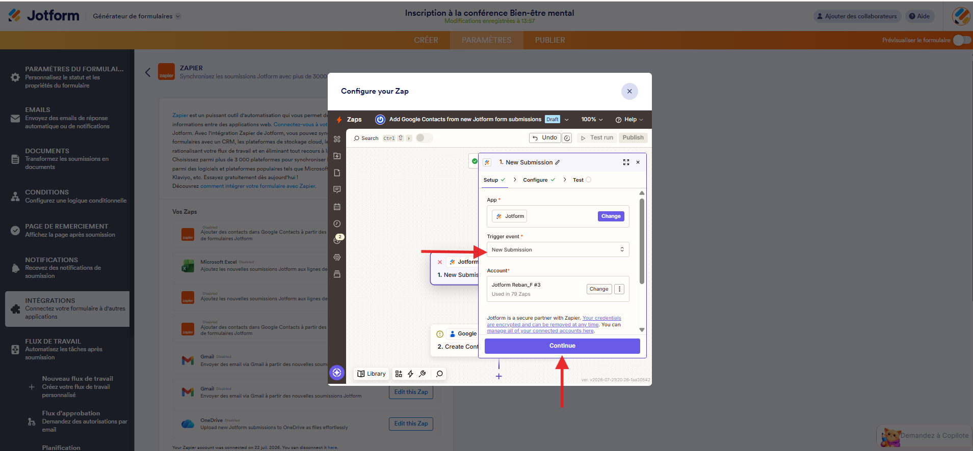 Capture d'écran de la page de l'intégration Zapier dans l'interface du Générateur de formulaires Jotform avec la fenêtre modale Configurer votre Zap, une flèche pointant vers la section Sélection de l'événement déclencheur et une autre vers le bouton Continuer