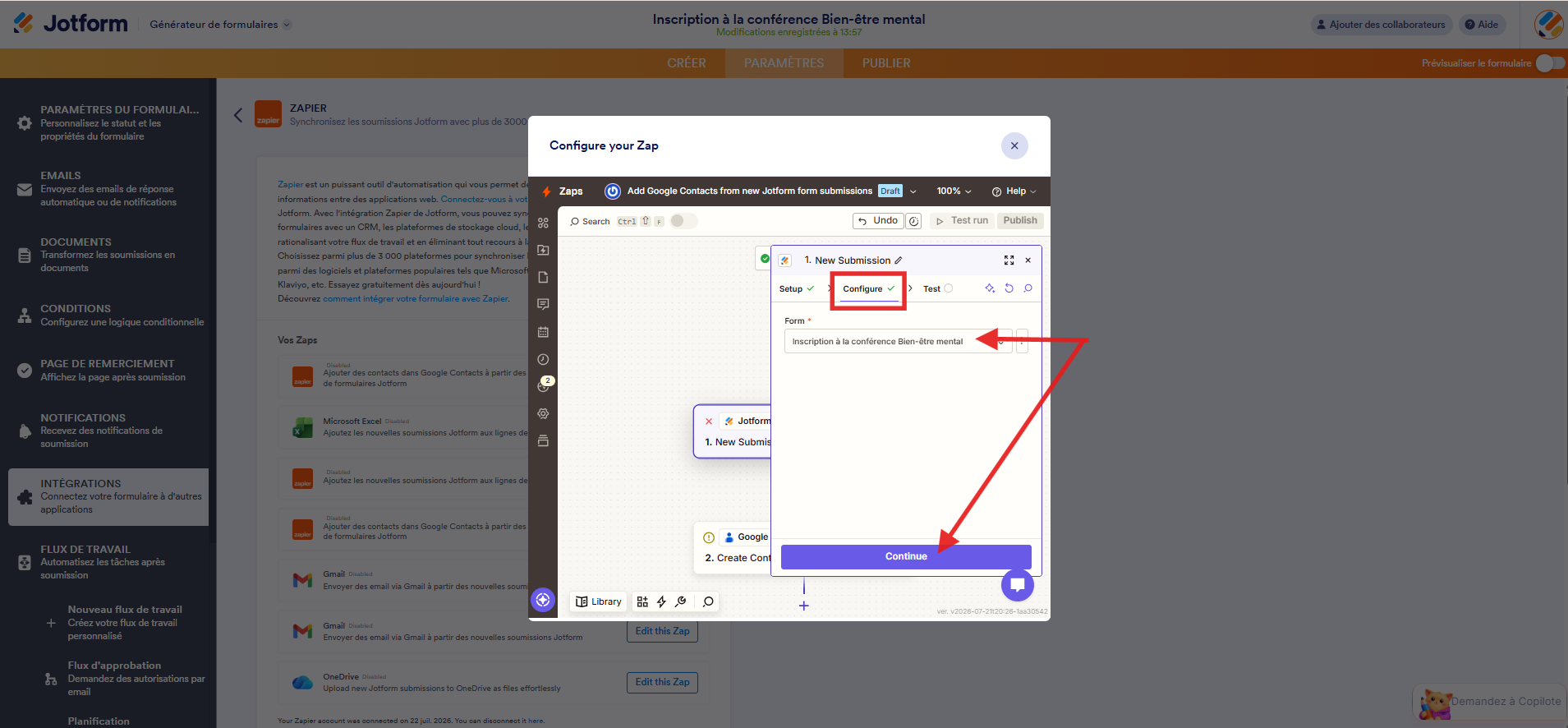 Capture d'écran de la page de l'intégration Zapier dans l'interface du Générateur de formulaires Jotform avec la fenêtre modale Configurer votre Zap, une flèche pointant vers le formulaire dans le menu déroulant sous l'onglet Configurer et une autre vers le bouton Continuer