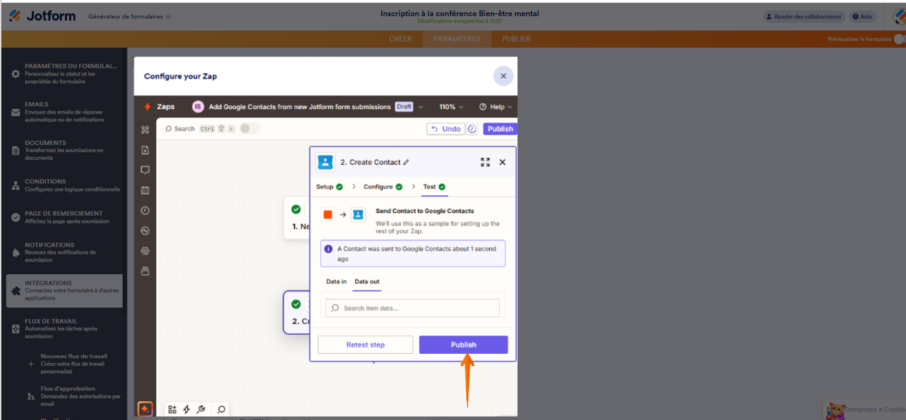 Capture d'écran de la page de l'intégration Zapier dans l'interface du Générateur de formulaires Jotform avec la fenêtre modale Créer un contact, et une flèche vers le bouton Publier