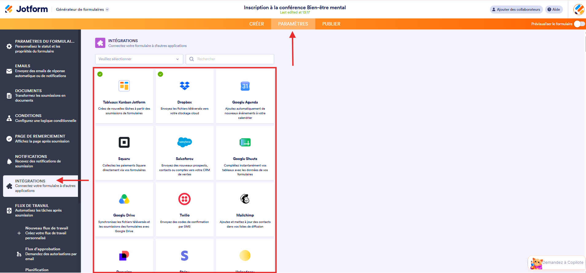Capture d'écran de l'interface du Générateur de formulaires Jotform avec un encadré autour de la liste des intégrations alimentées par Zapier, une flèche vers Paramètres et une autre vers Intégrations