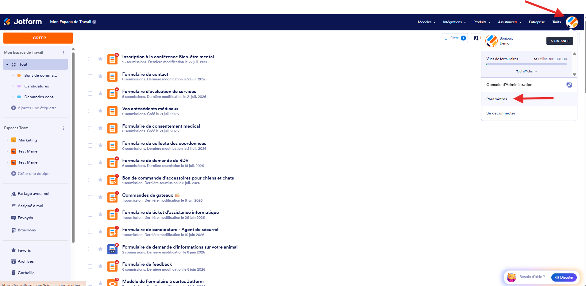 Capture d'écran de l'interface du Générateur de formulaires avec la liste des actifs du compte, une flèche pointant vers l'avatar/la photo de profil, et une autre vers Paramètres dans le menu qui s'affiche