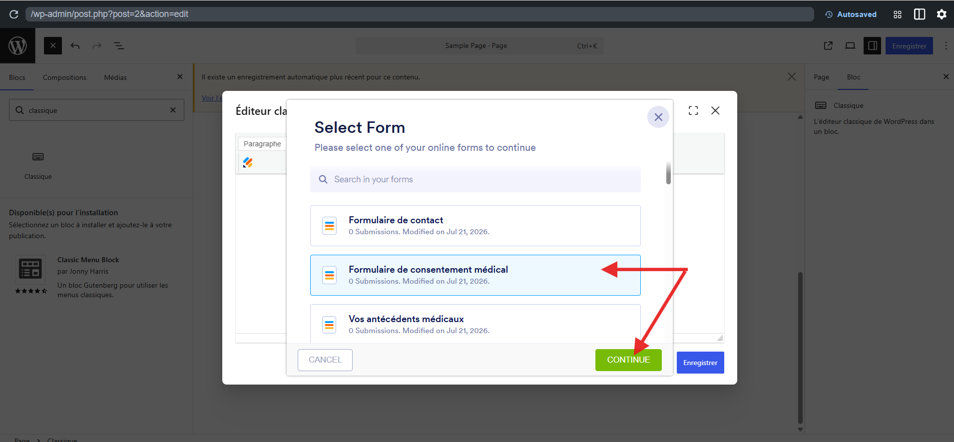 Capture d'écran de la fenêtre Sélectionner un formulaire dans l'éditeur Classique de l'éditeur de pages WordPress avec une flèche vers le formulaire à sélectionner et une autre vers le bouton Continuer