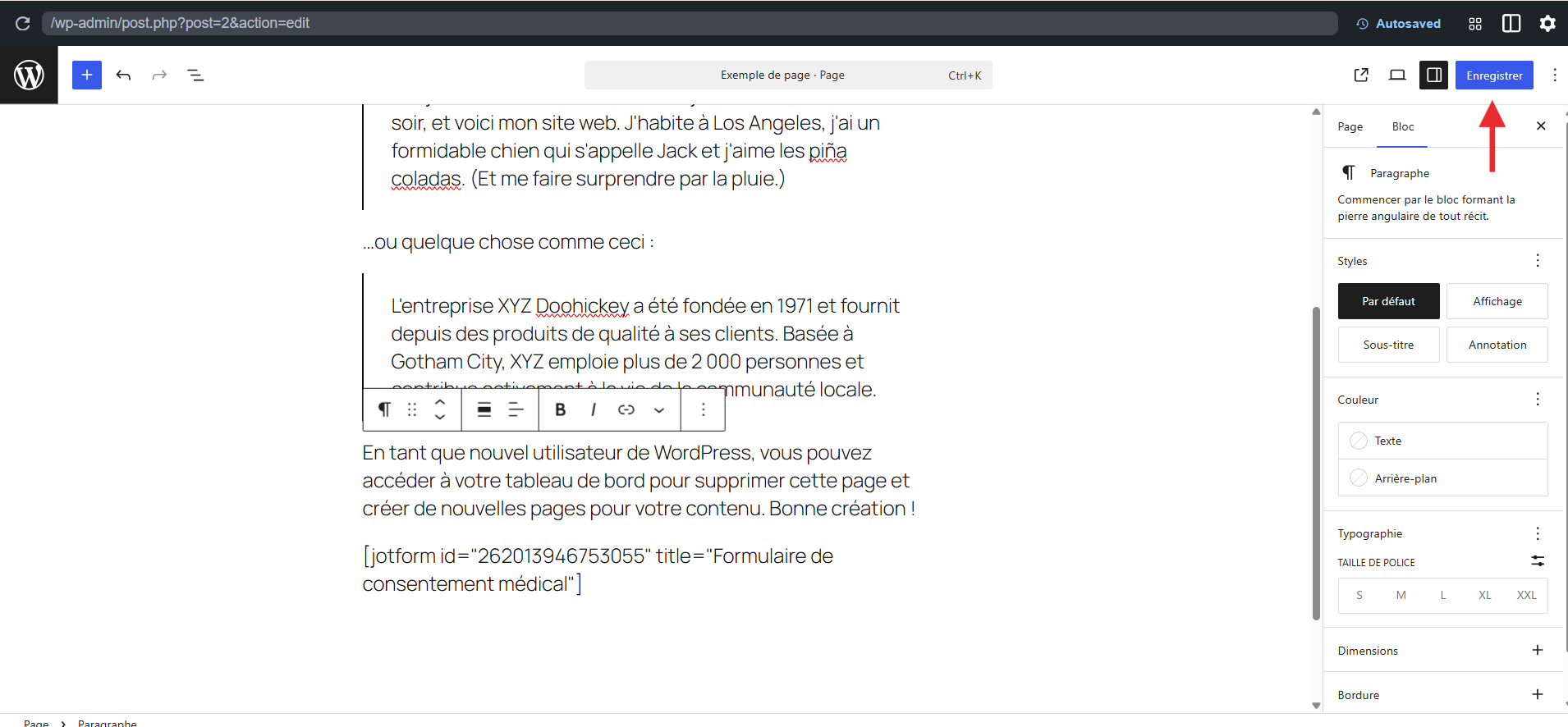 Capture d'écran de la page dans l'éditeur de pages WordPress avec une flèche vers le bouton Enregistrer