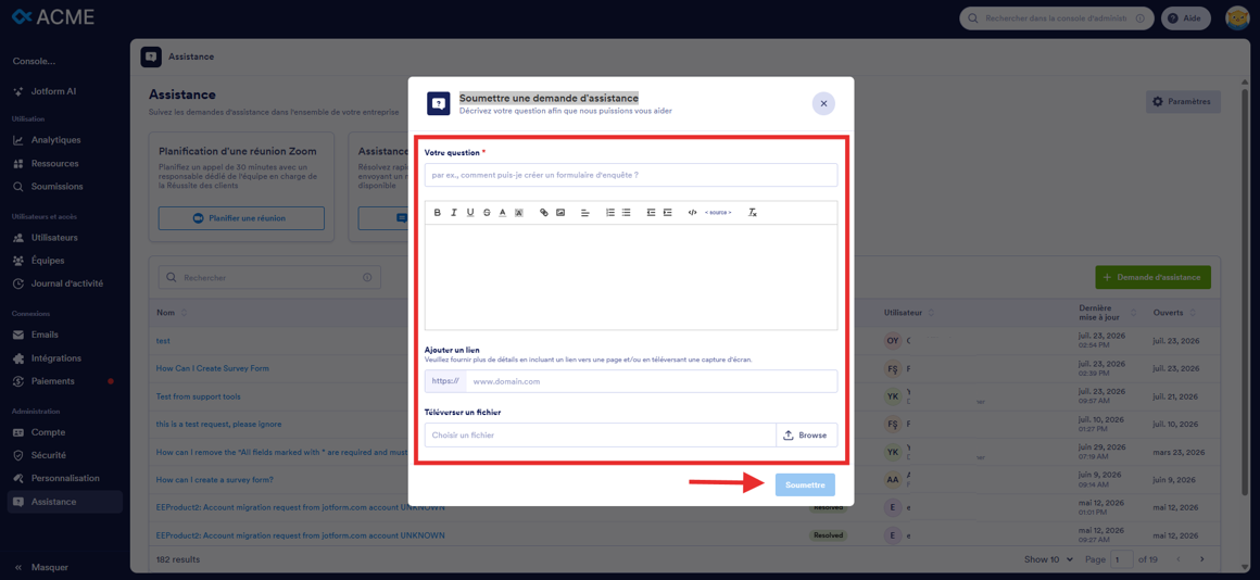 Capture d'écran de la page Soumettre une demande d'assistance dans l'interface Jotform Entreprise avec un encadré autour des champs à remplir et une flèche pointant vers le bouton Soumettre