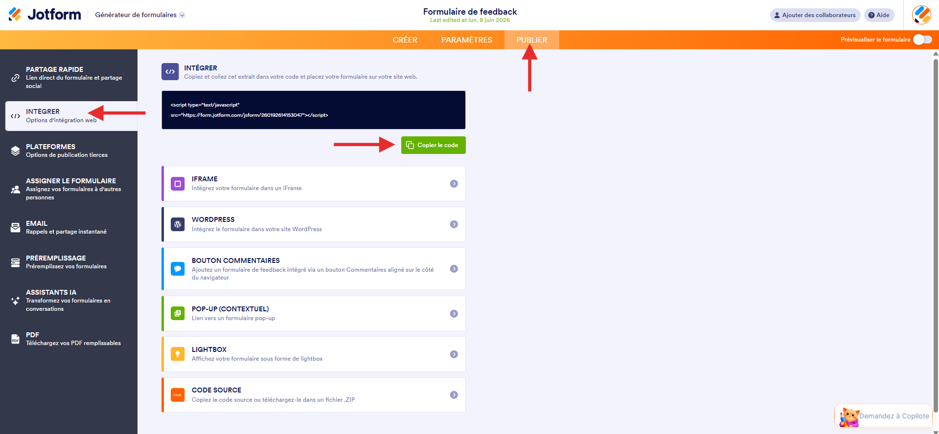 Capture d'écran de la page Intégrer dans le Générateur de formulaires Jotform avec une flèche vers Publier, une autre vers Intégrer et une troisième vers Copier le code