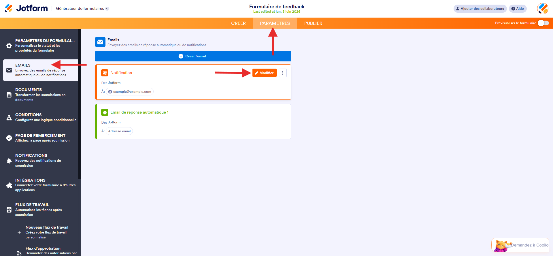 Capture d'écran de la page Emails dans le Générateur de formulaires Jotform avec une flèche pointant vers Paramètres, une autre vers Emails et une troisième vers Modifier