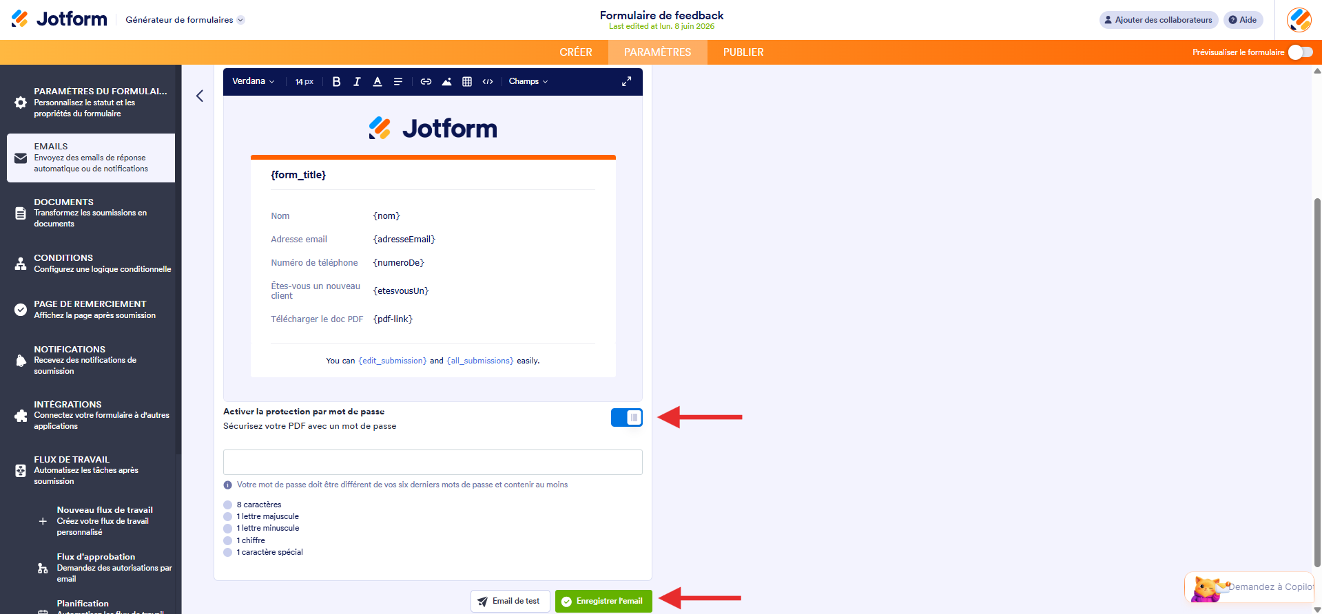 Capture d'écran des paramètres de l'email de notification dans le Générateur de formulaires Jotform avec une flèche pointant vers le bouton bascule Activer la protection par mot de passe et une autre vers Enregistrer l'email