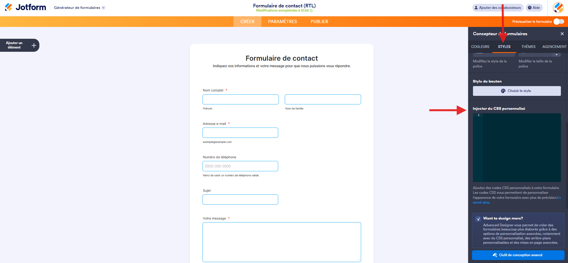 Capture d'écran d'un formulaire dans le Générateur de formulaires Jotform avec le volet Concepteur de formulaires ouvert, une flèche pointant vers l'onglet Styles et une autre vers Injecter du CSS personnalisé
