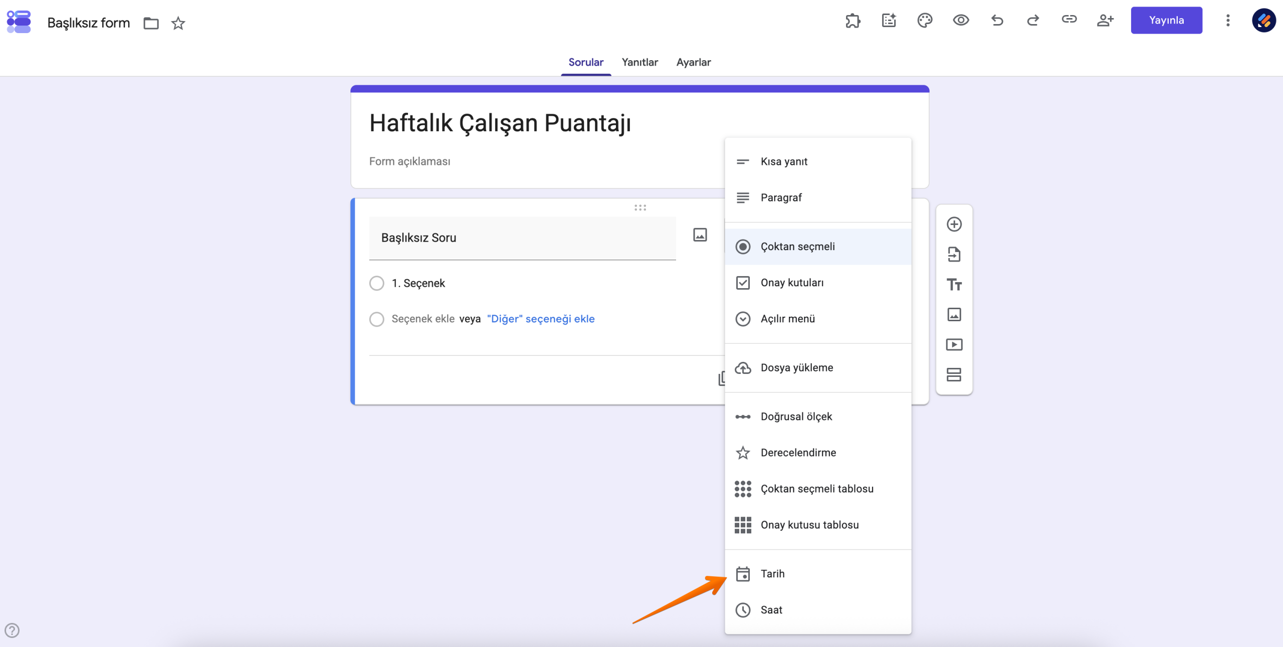 Soru açılır menüsündeki "Tarih" seçeneğini işaret eden bir ok ile "Haftalık Çalışan Puantajı" başlıklı Google Formu
