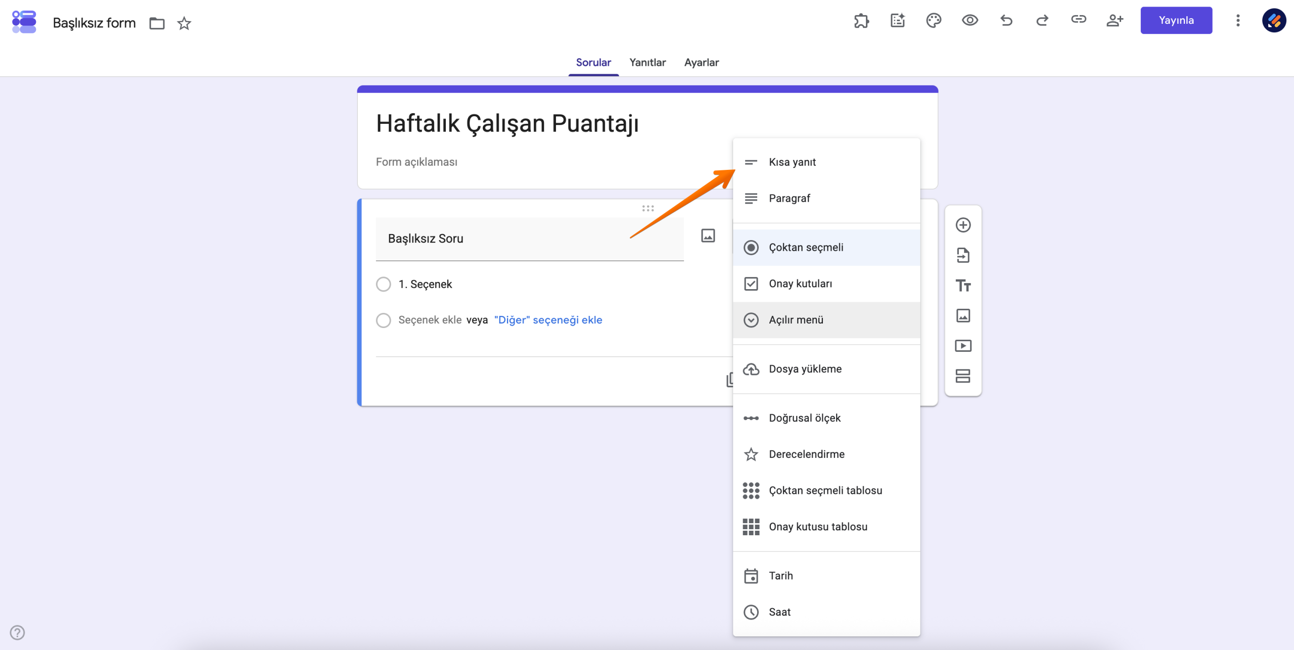 Soru açılır menüsündeki "Kısa yanıt" seçeneğini işaret eden bir ok ile "Haftalık Çalışan Puantajı" başlıklı Google Formu