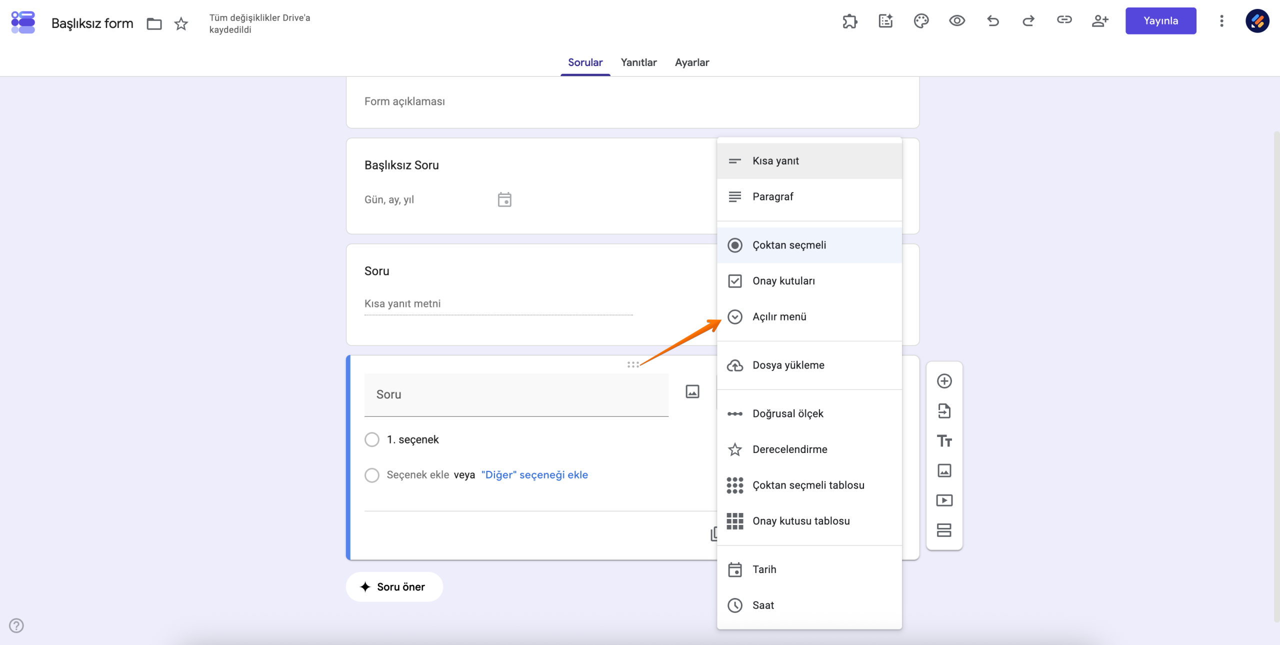 Soru açılır menüsündeki "Açılır menü" seçeneğini işaret eden bir ok ile "Haftalık Çalışan Puantajı" başlıklı Google Formu