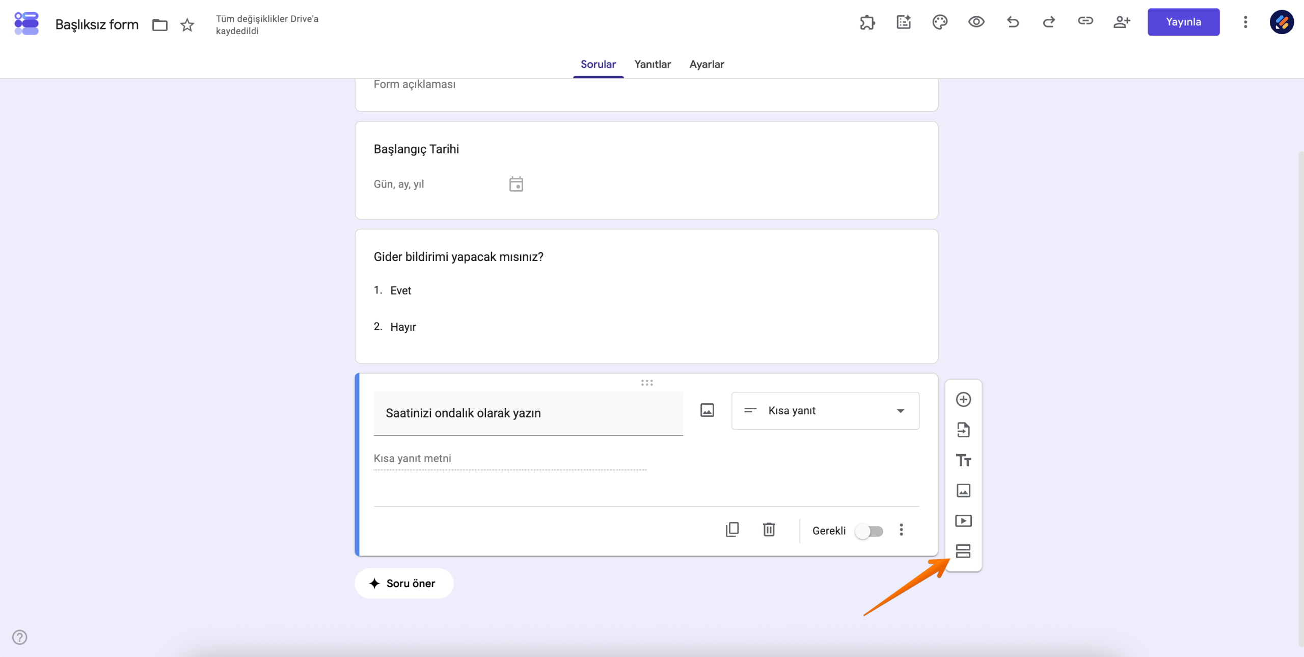 Kenar çubuğundaki "Bölüm ekle" seçeneğini işaret eden bir ok ile "Haftalık Çalışan Puantajı" başlıklı Google Formu
