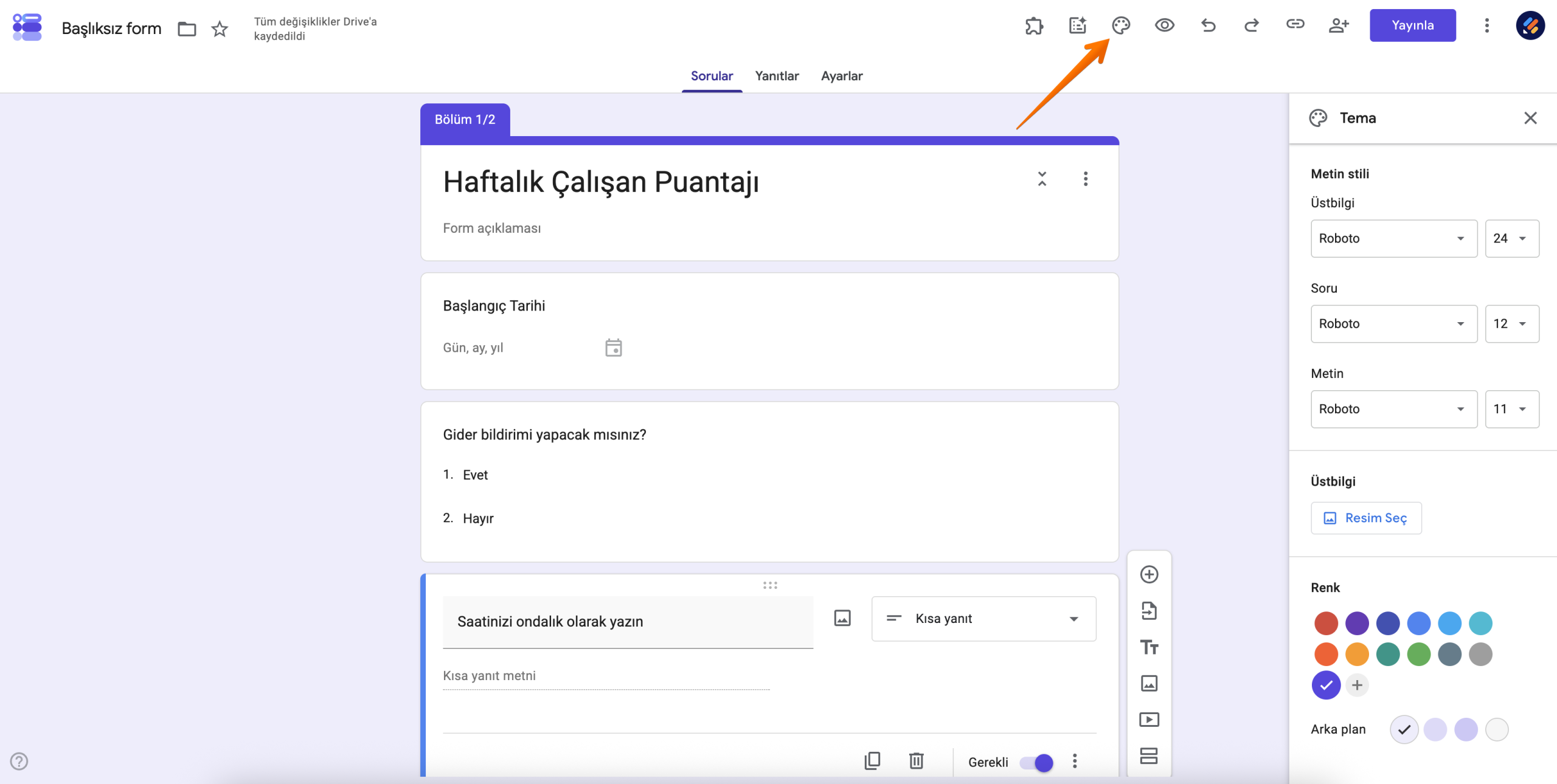 "Tema" seçeneğini işaret eden bir ok ve özelleştirme kenar çubuğu vurgulanmış "Haftalık Çalışan Puantajı" başlıklı Google Formu