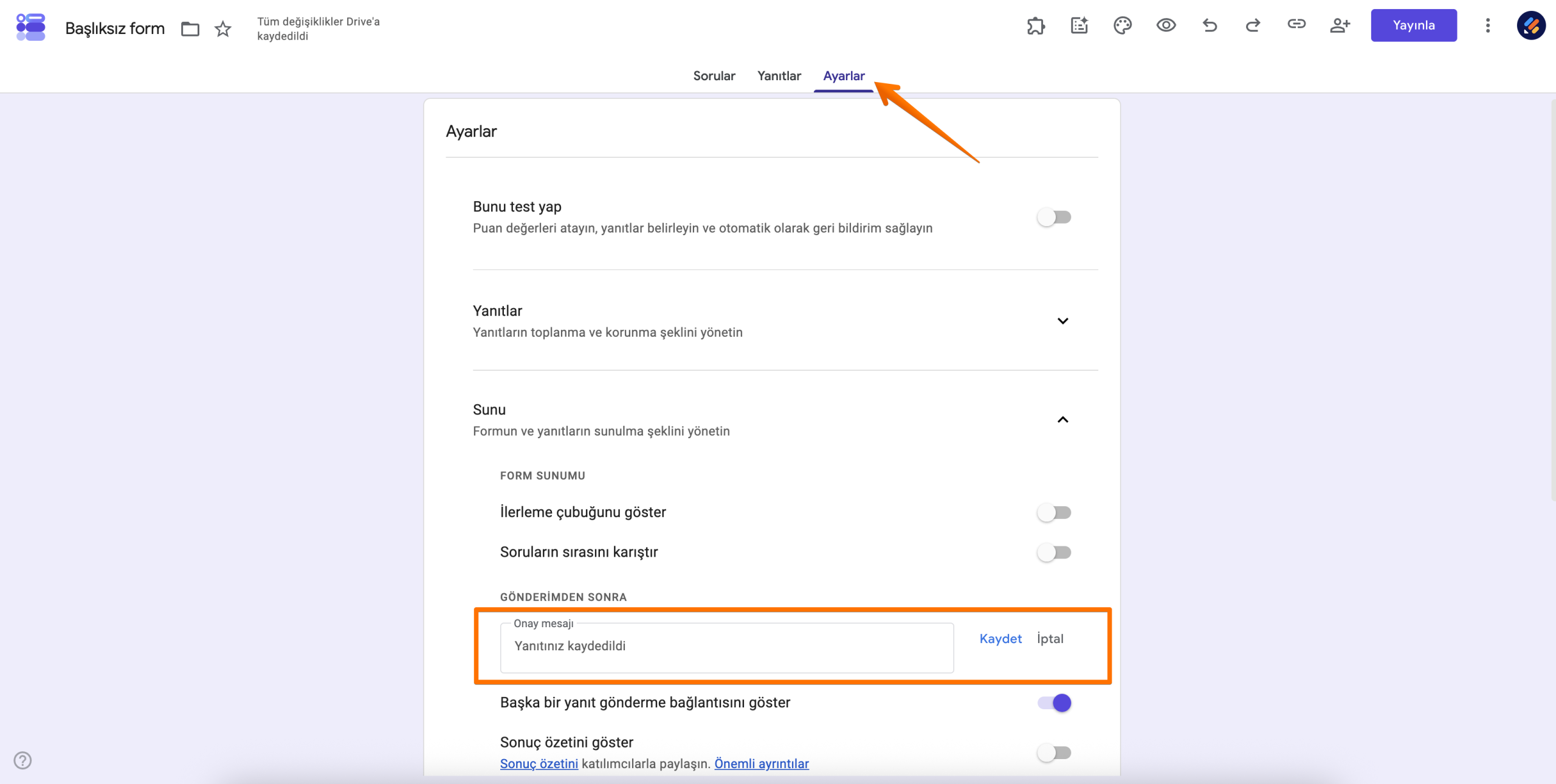 "Ayarlar" bölümünü işaret eden bir ok ve vurgulanmış "Onay mesajı" ile "Haftalık Çalışan Puantajı" başlıklı Google Formu