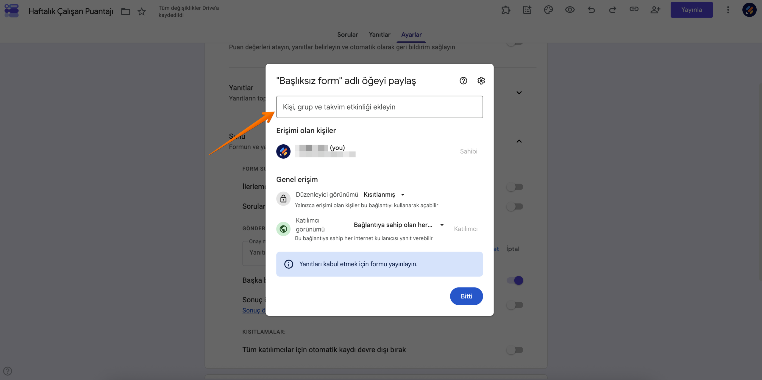 "Yayınla" açılır penceresi ve "Kişi, grup ve takvim etkinliği ekle" kutusunu işaret eden bir ok ile "Haftalık Çalışan Puantajı" başlıklı Google Formu