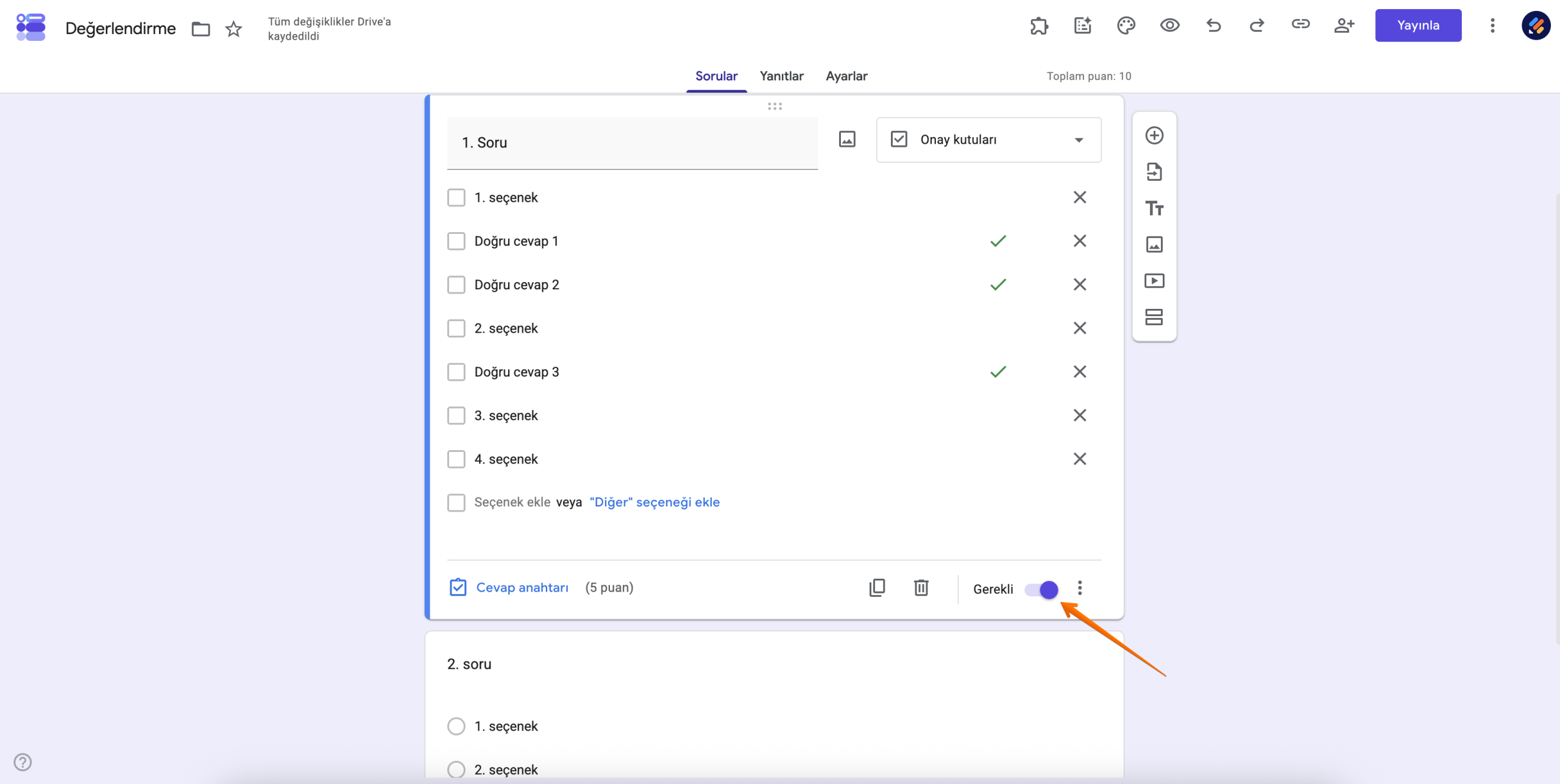 Google Formlar quiz düzenleyicisindeki bir çoktan seçmeli sorunun ekran görüntüsü; doğru cevap olarak işaretlenmiş üç seçenek ve etkinleştirilmiş 