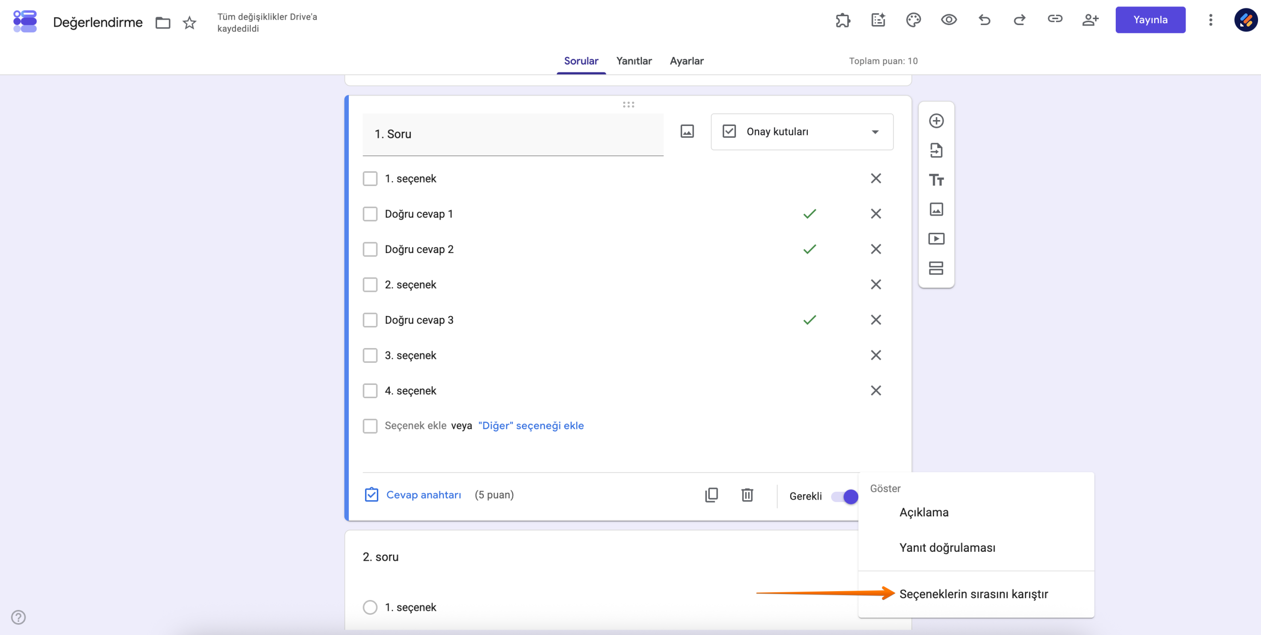 Google Formlar'da bir onay kutusu sorusunun yakın çekim ekran görüntüsü; üç nokta menüsünden etkinleştirilmiş