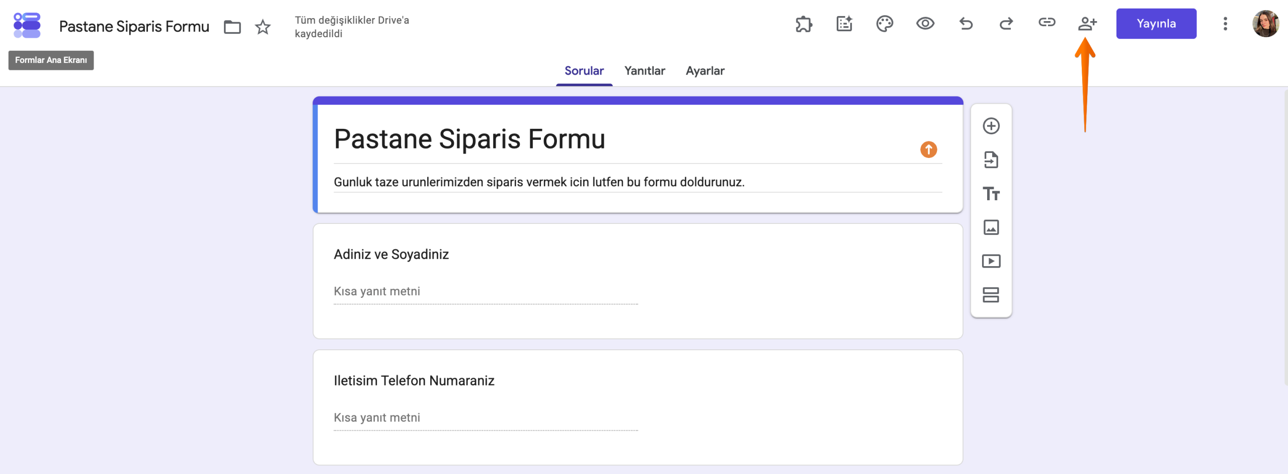 Sağ üst köşedeki Gönder düğmesi vurgulanmış Google Formlar düzenleyicisi