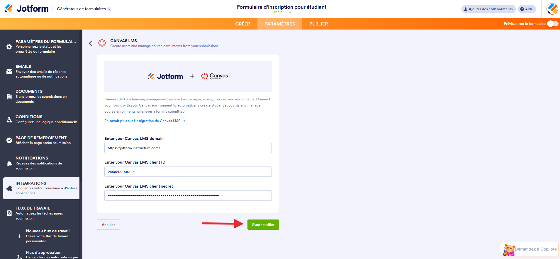 Capture d'écran de la page d'intégration Canvas LMS dans le générateur de formulaires Jotform avec les identifiants qui ont été collés et une flèche vers le bouton S'authentifier