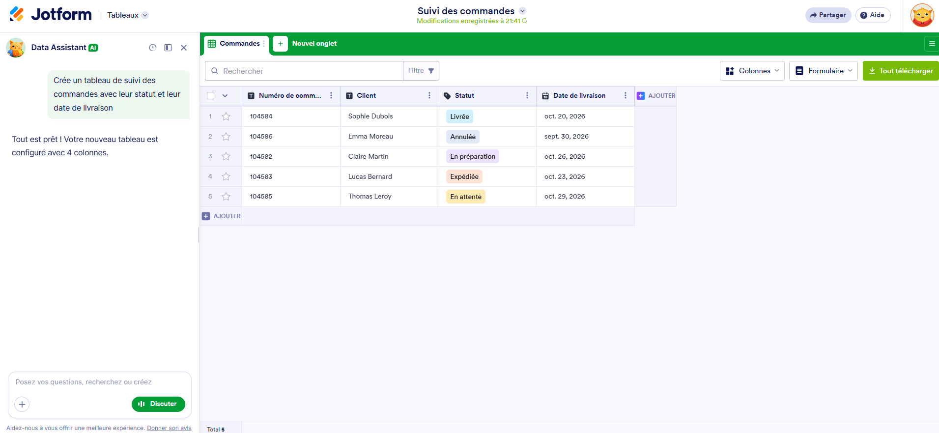 Capture d'écran du tableau de suivi des commandes généré par l'IA avec un volet de discussion avec l'assistant de données IA de Jotform à gauche