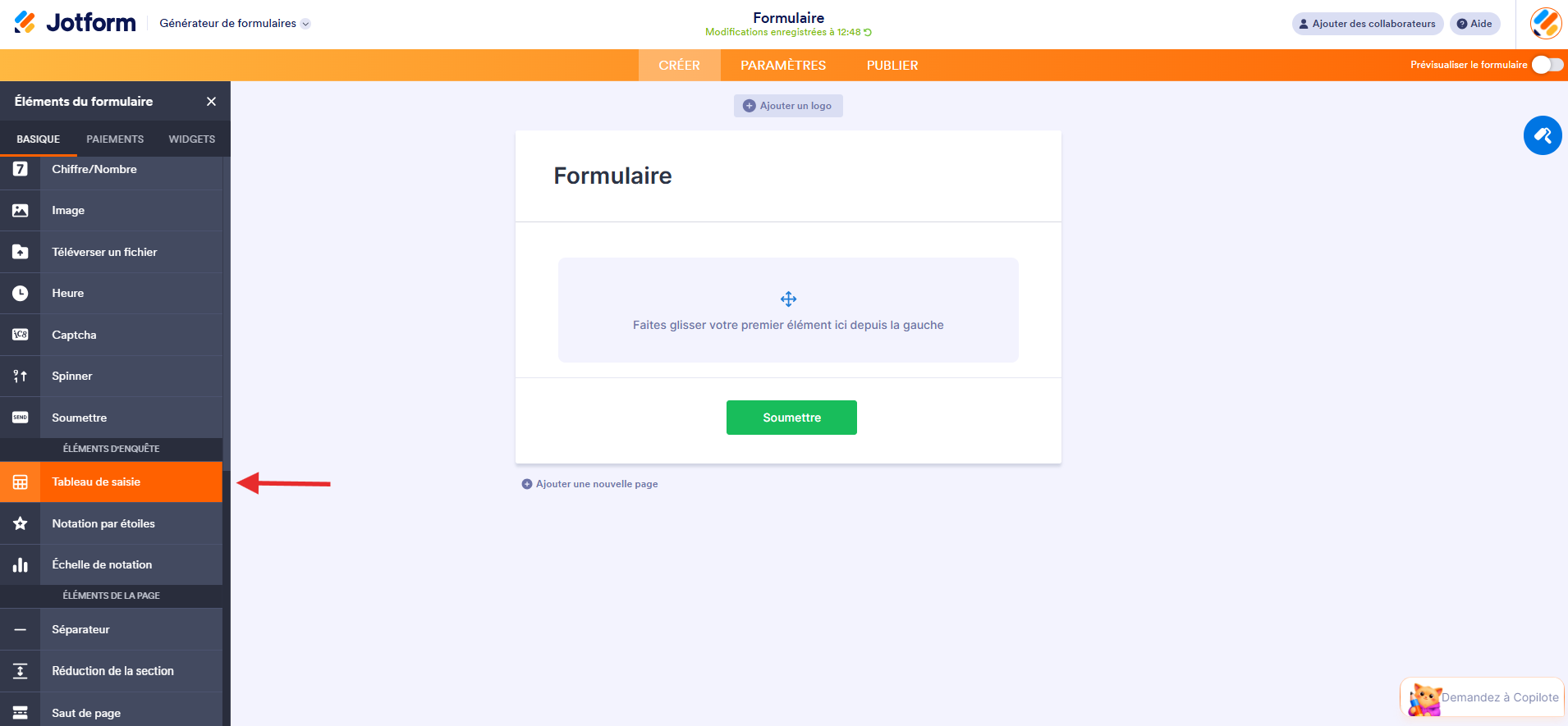 Capture d’écran du volet Éléments du formulaire dans le Générateur de formulaires Jotform avec une flèche vers l’élément Tableau de saisie