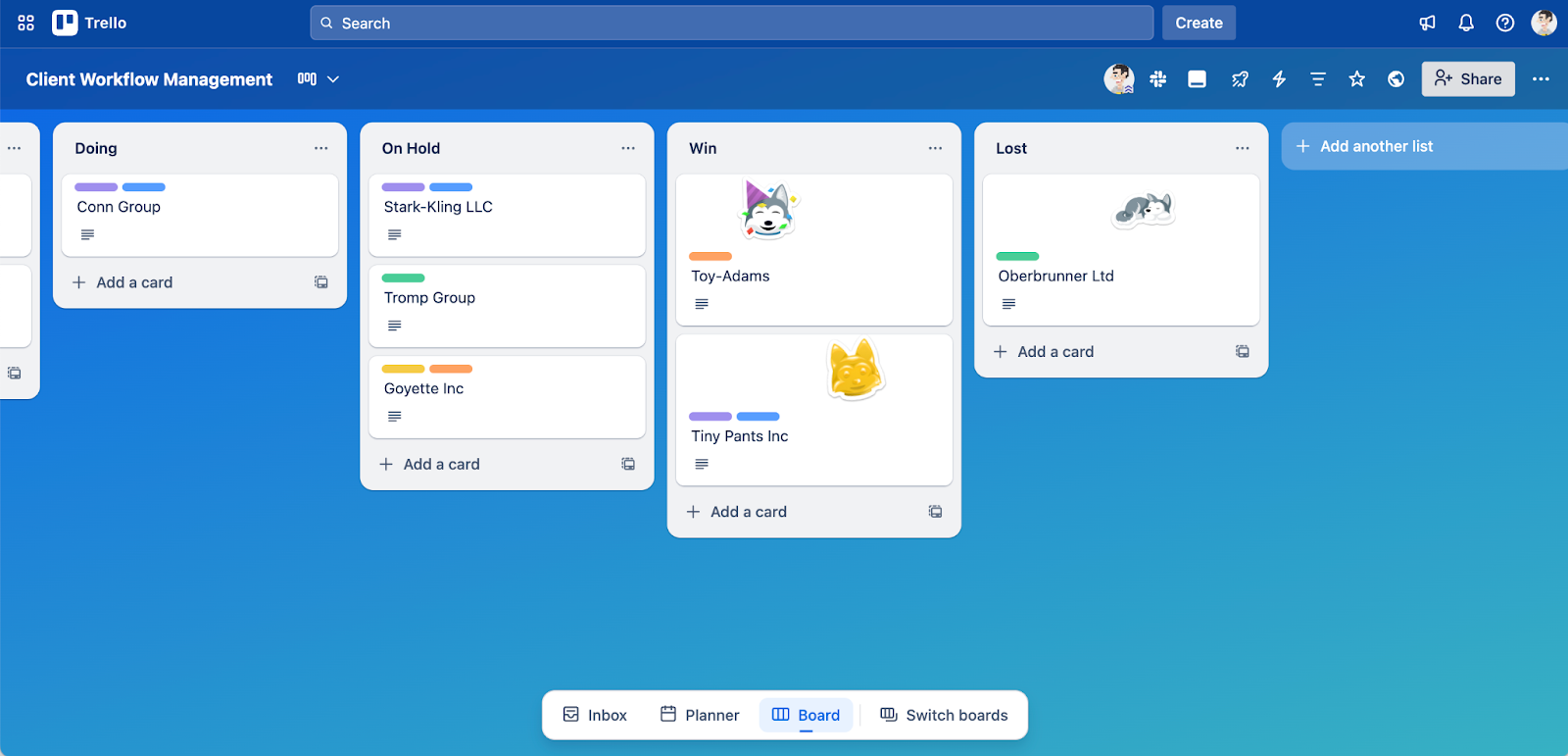 Capture d'écran d'un tableau de bord Trello avec des cartes côte à côte et contenant des tâches