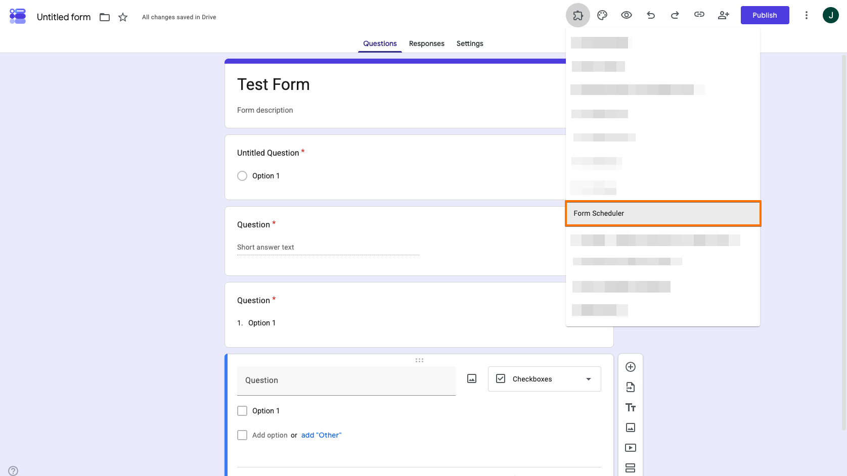 Google Forms 스크린샷으로, Google Forms에서 Form Scheduler를 사용하는 방법을 보여줍니다