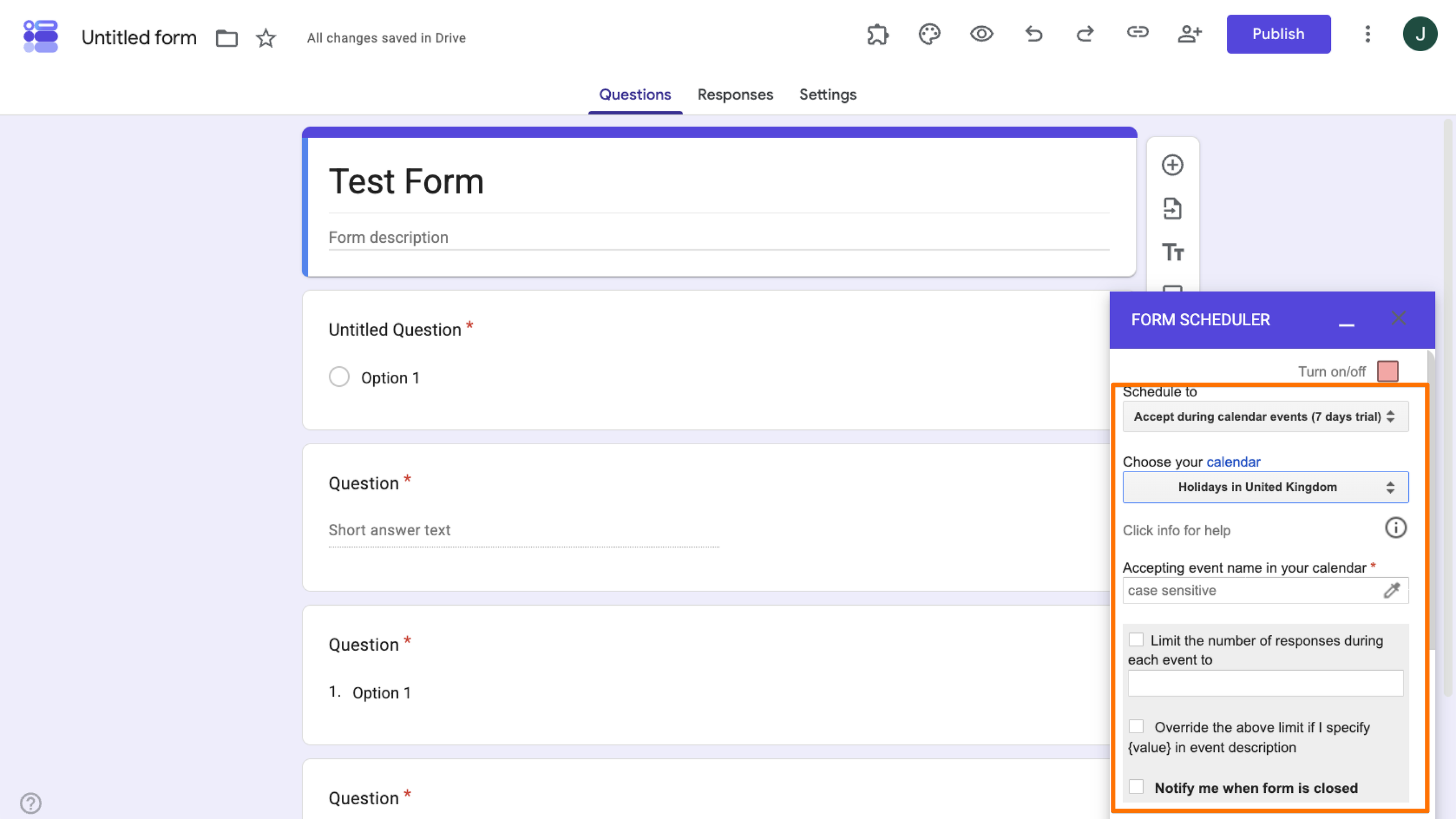 Google Forms 스크린샷으로, Google Forms에서 Form Scheduler를 사용하는 방법을 보여줍니다