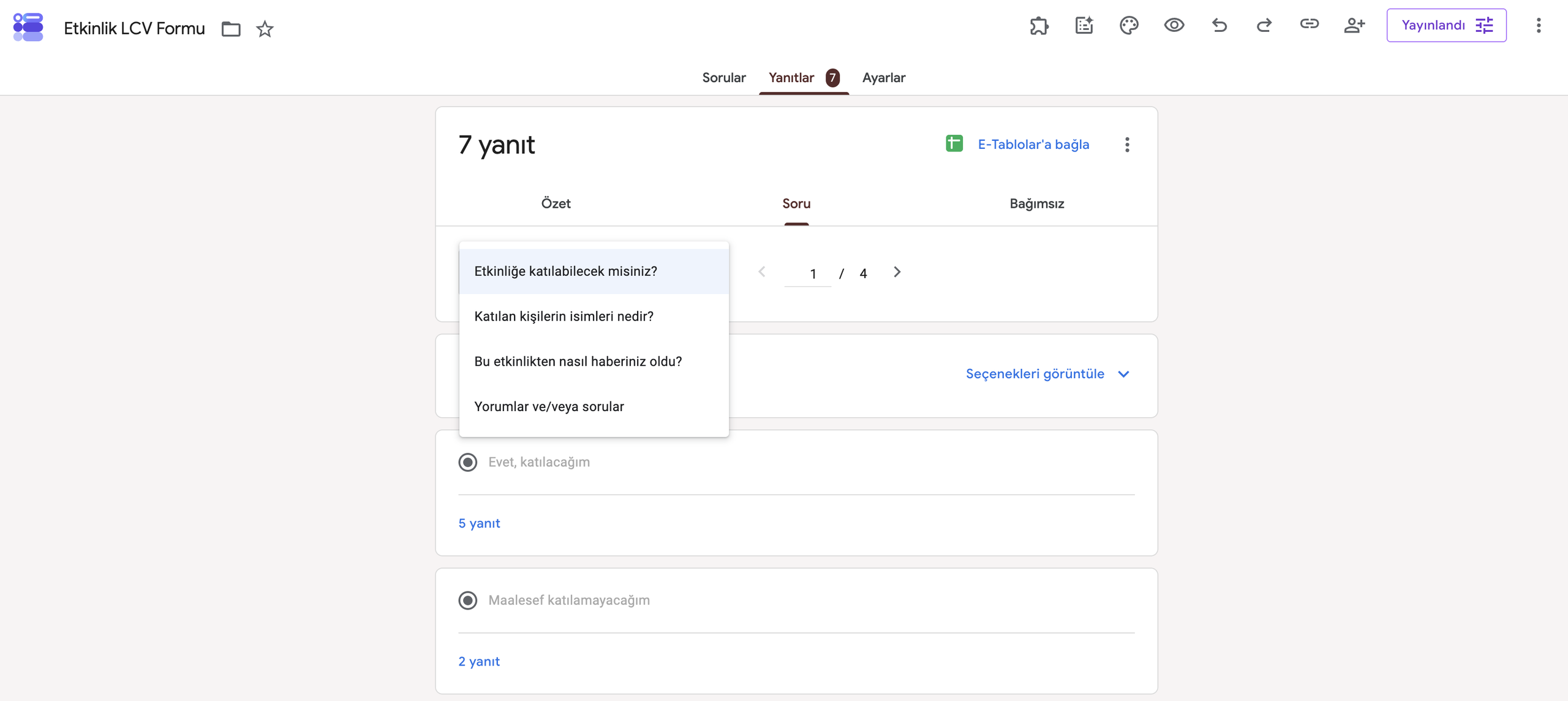 Soruların açılır menüsüyle birlikte Yanıtlar sekmesinin Soru görünümünü gösteren Google Forms arayüzü