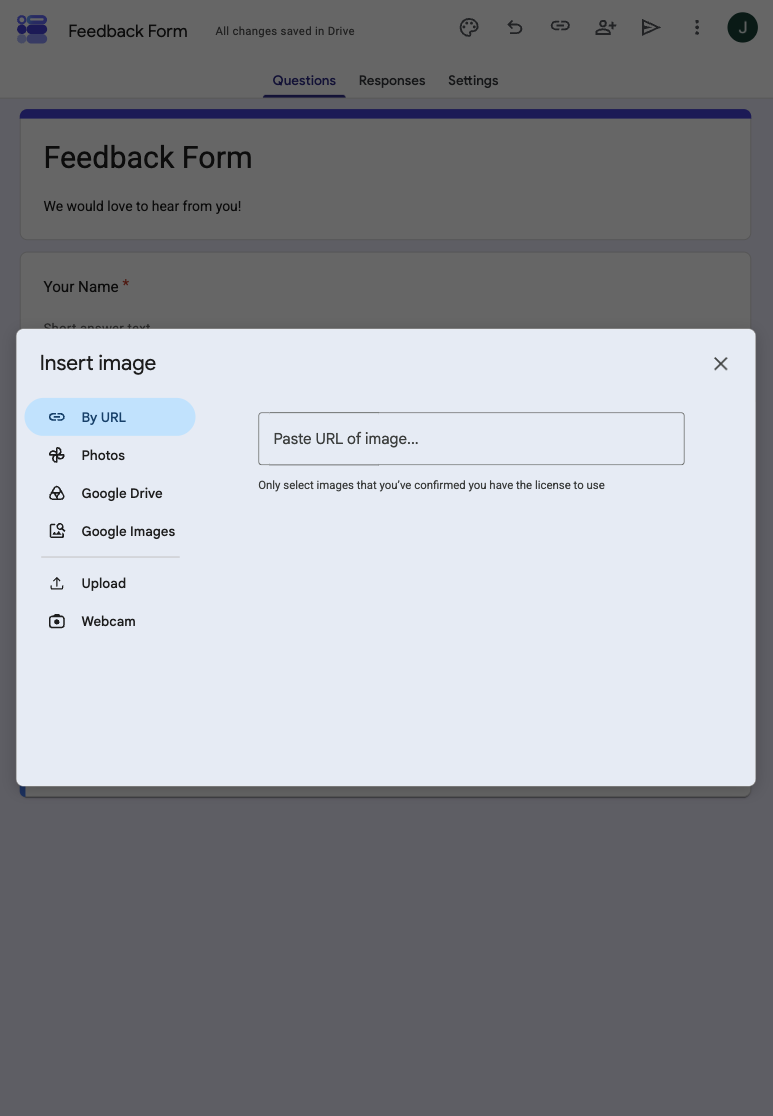 Interface de upload de imagem no Formulários Google visualizada em um iPad, com guias para diferentes fontes de upload