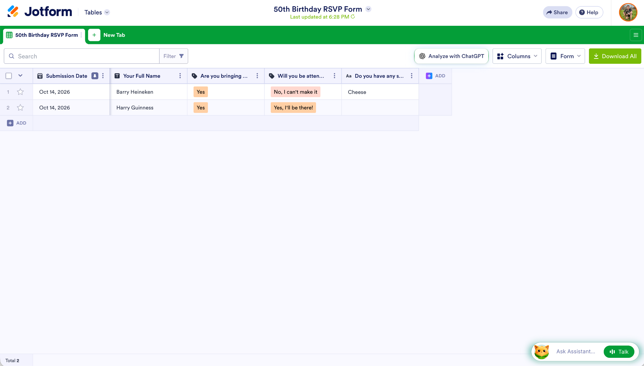 Tabelle Jotform che mostrano le conferme RSVP per compleanni con i nomi degli ospiti e le risposte sulla partecipazione
