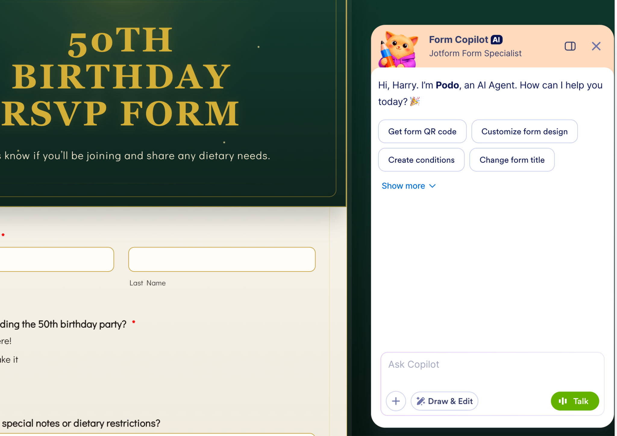 Form Copilot di Jotform che mostra le opzioni di assistenza IA accanto a un modulo RSVP per compleanni