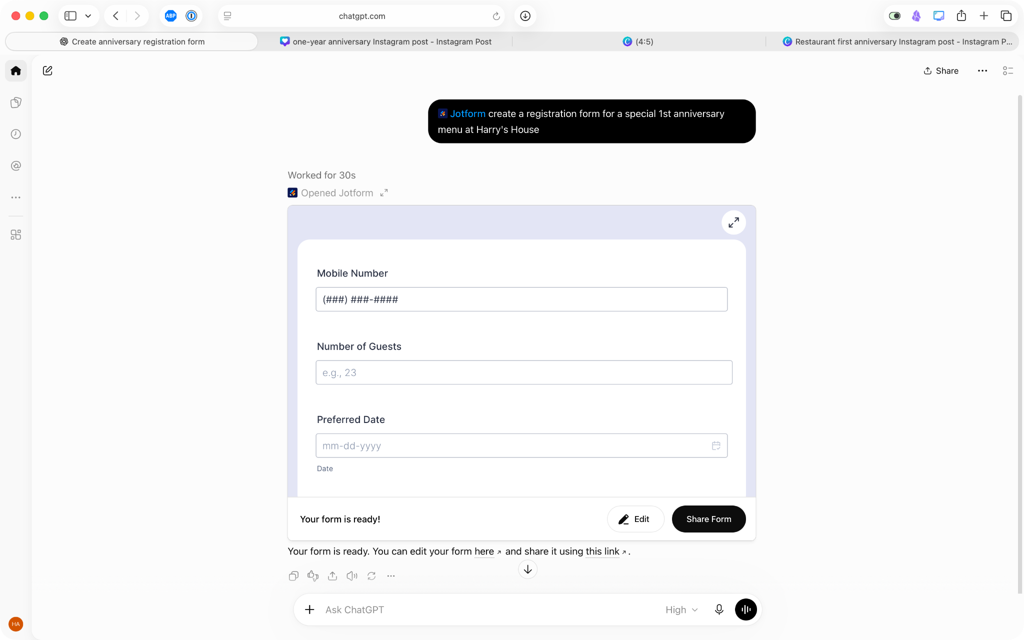 ChatGPT mostrando un formulario de inscripción a un evento de Jotform con detalles de los invitados y opciones para compartir